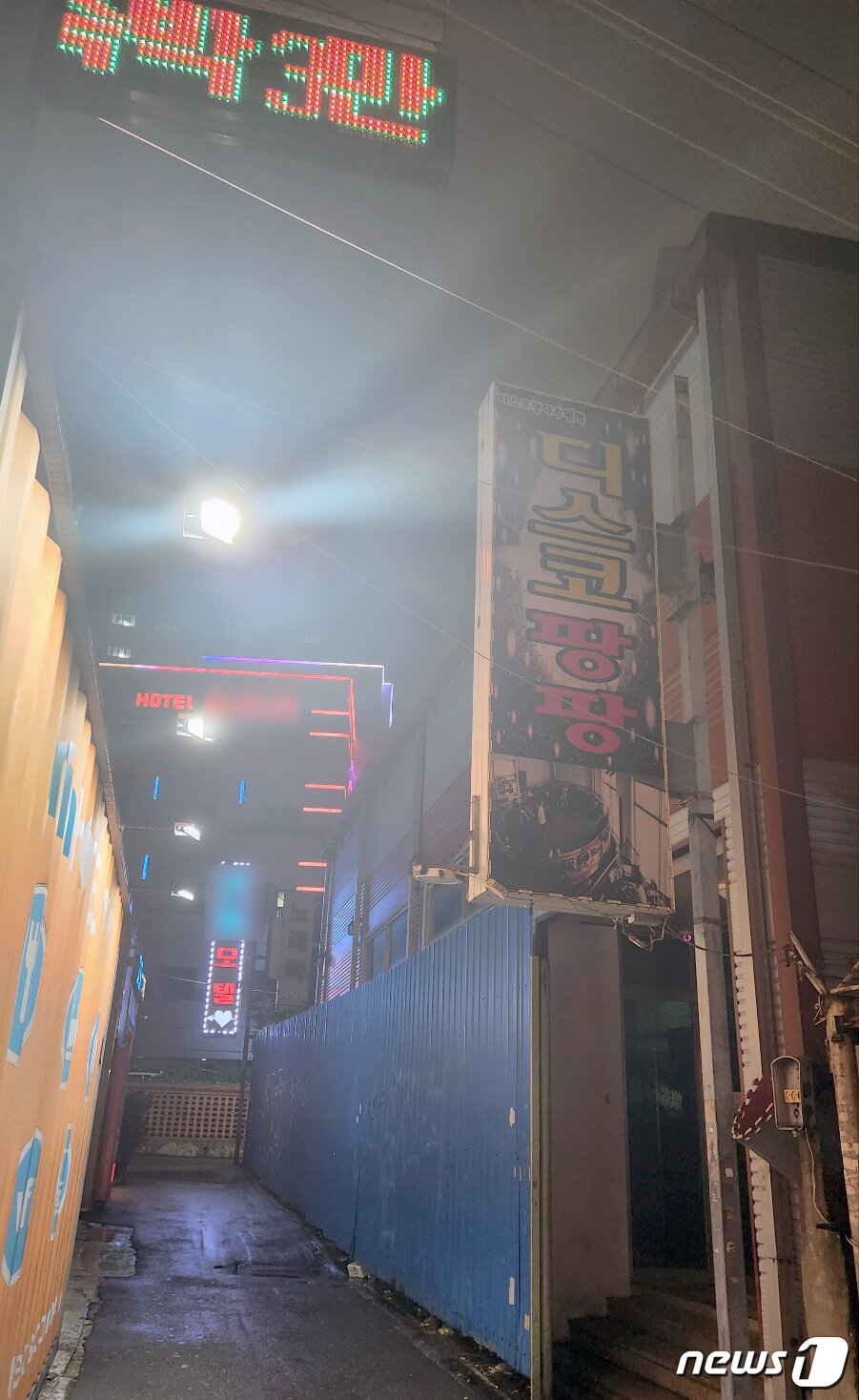 본문 이미지 - 10대 여자청소년을 상대로한 성범죄 등이 발생한 경기 수원시의 디스코팡팡 업소. 청소년들이 주로 이용하는 시설임에도 주변에는 모텔과 유흥업소들이 즐비했다. /뉴스1
