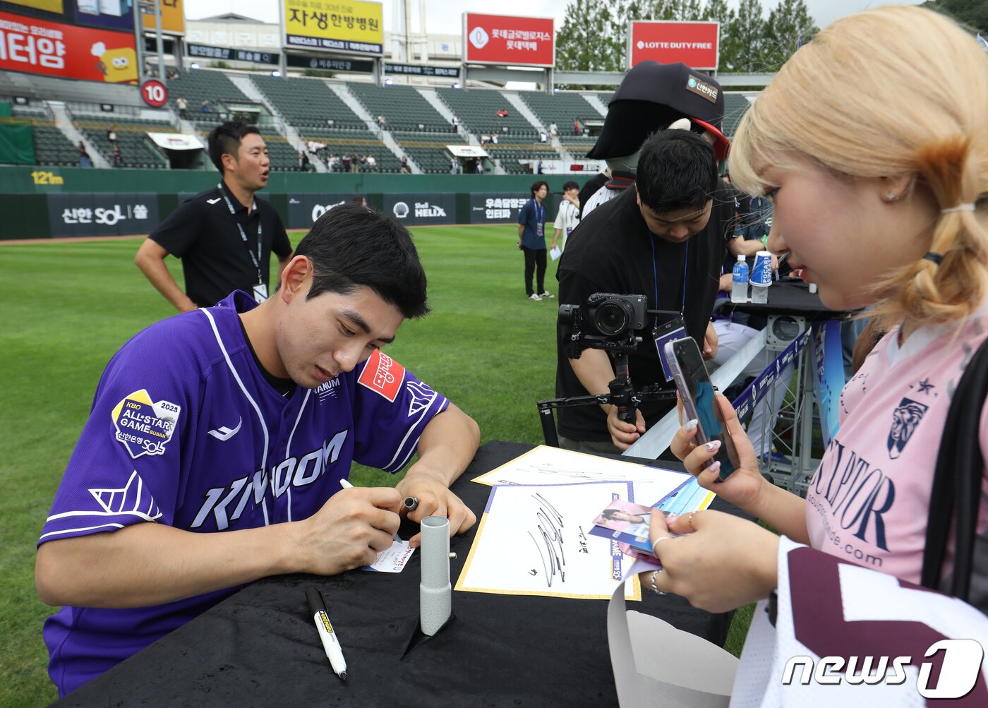 본문 이미지 - 15일 부산 사직야구장에서 열린 '2023 신한은행 SOL KBO리그 올스타전' 경기에 앞서 키움 이정후가 팬에게 사인하고 있다. 2023.7.15/뉴스1 ⓒ News1 윤일지 기자