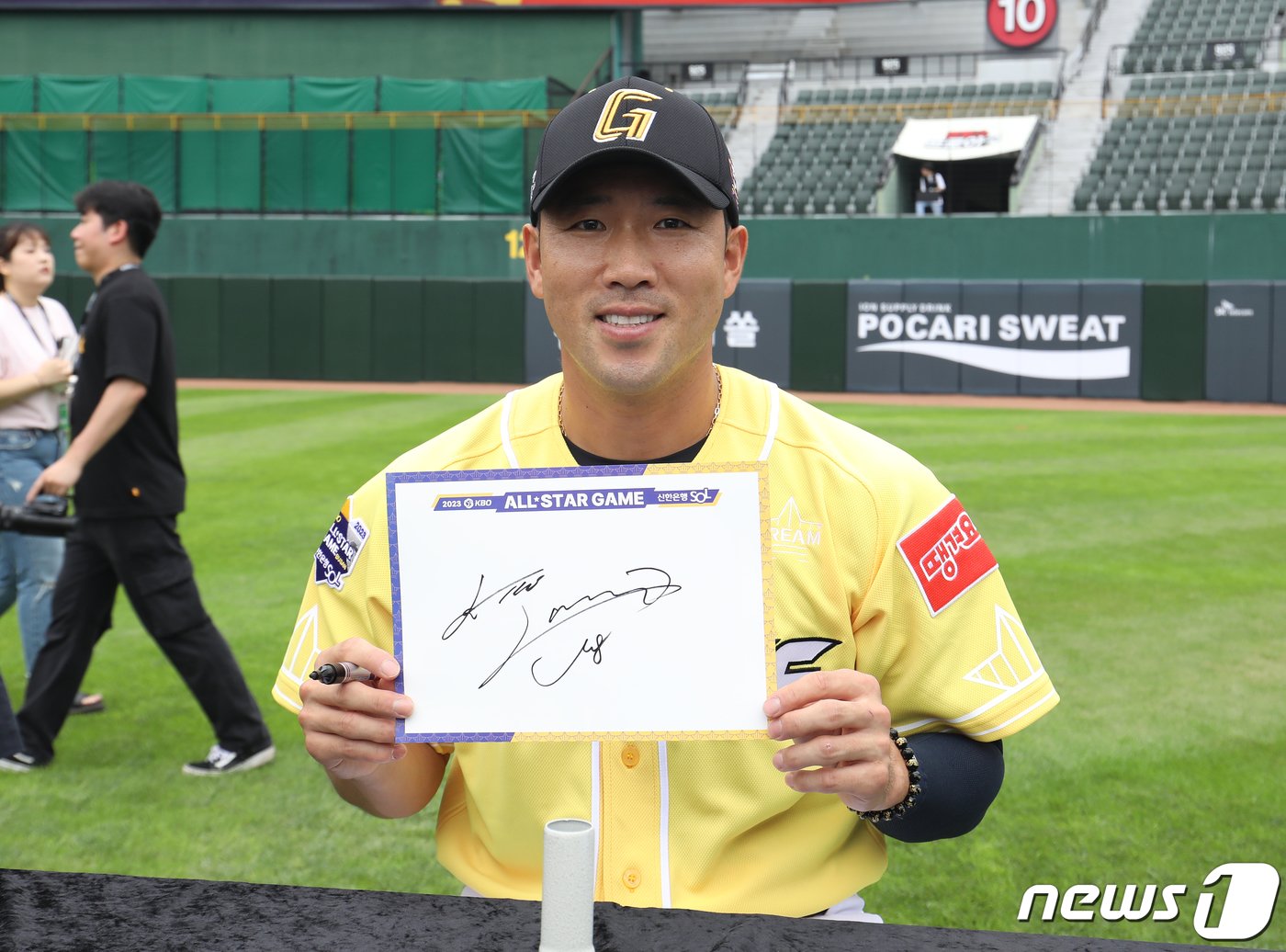 본문 이미지 - 15일 부산 사직야구장에서 열린 '2023 신한은행 SOL KBO리그 올스타전' 경기에 앞서 롯데 전준우가 사인을 들어보이고 있다. 2023.7.15/뉴스1 ⓒ News1 윤일지 기자