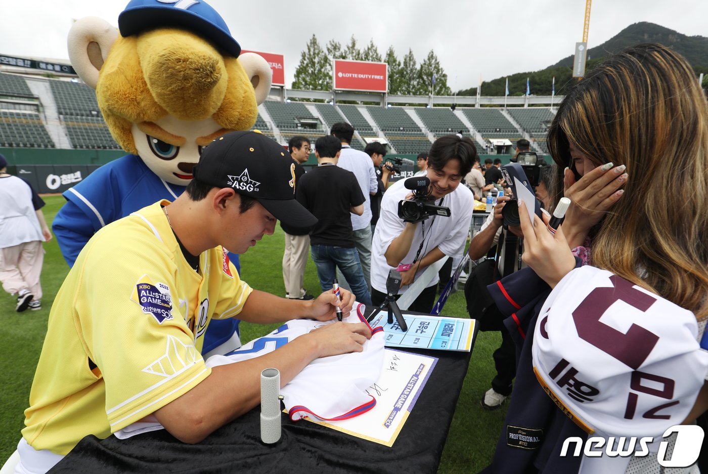 본문 이미지 - 지난해 7월15일 부산 사직야구장에서 열린 '2023 신한은행 SOL KBO리그 올스타전' 경기에 앞서 삼성 구자욱이 팬에게 사인하고 있다. 2023.7.15/뉴스1 ⓒ News1 윤일지 기자