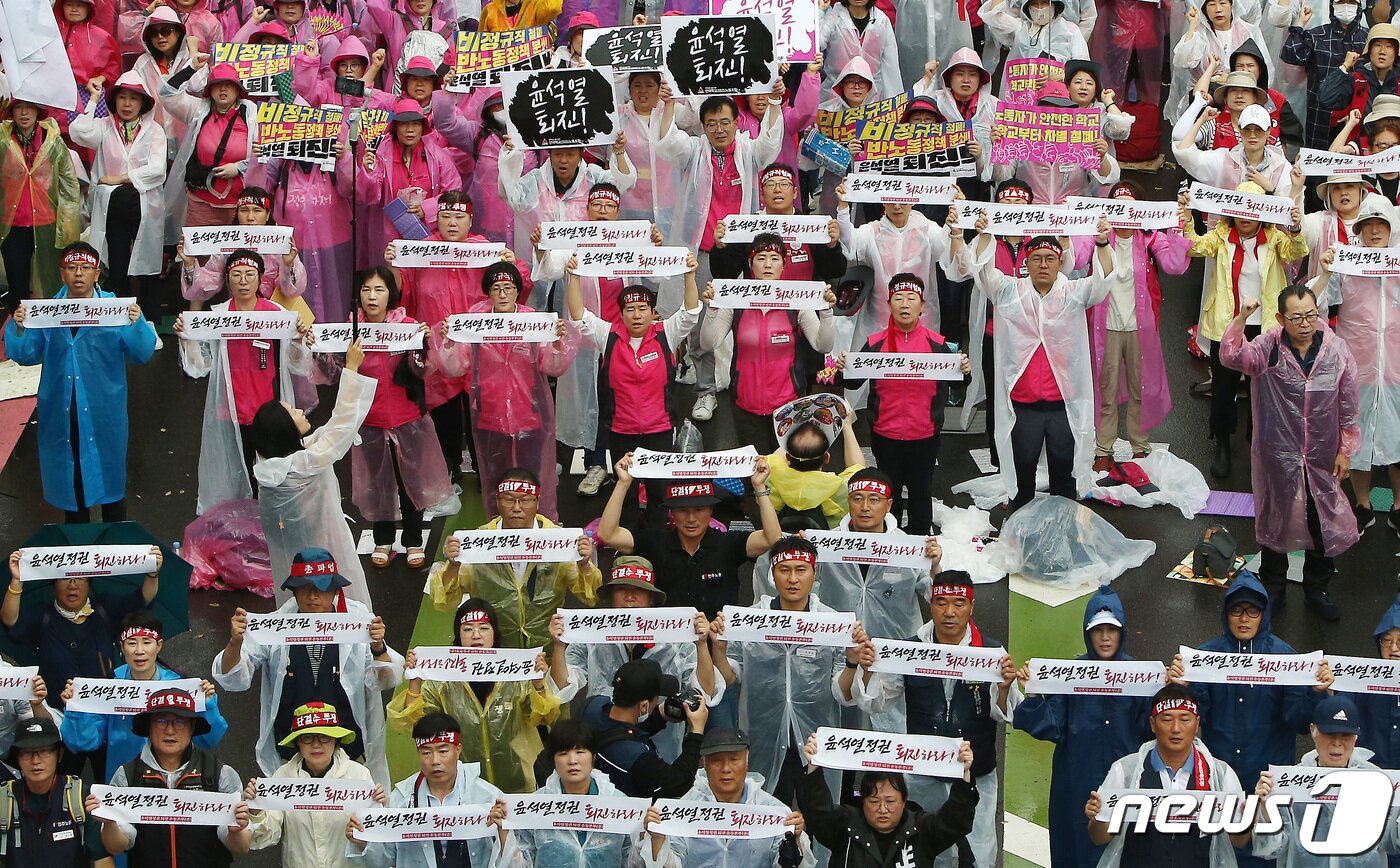 본문 이미지 - 민주노총을 비롯한 전국농민회총연맹, 시민사회단체 등 참석자들이 15일 오후 서울 종로구 경복궁역 인근에서 열린 ‘윤석열 정권 퇴진 7.15 범국민대회’에서 구호를 외치고 있다. (공동취재) 2023.7.15/뉴스1 ⓒ News1 이동해 기자