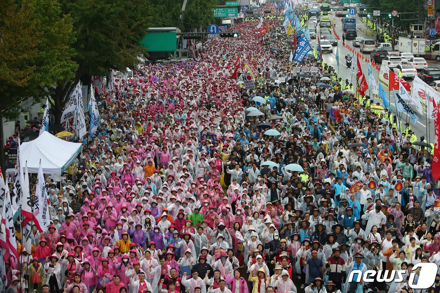 본문 이미지 - 15일 서울 종로구 정부서울청사 옆 대로에서 열린 못살겠다! 갈아엎자! 윤석열정권 퇴진하라! 7.15범국민대회에서 참석자들이 윤석열 정권 퇴진 촉구 구호를 외치고 있다. 2023.07.15 ⓒ News1 이동해 기자