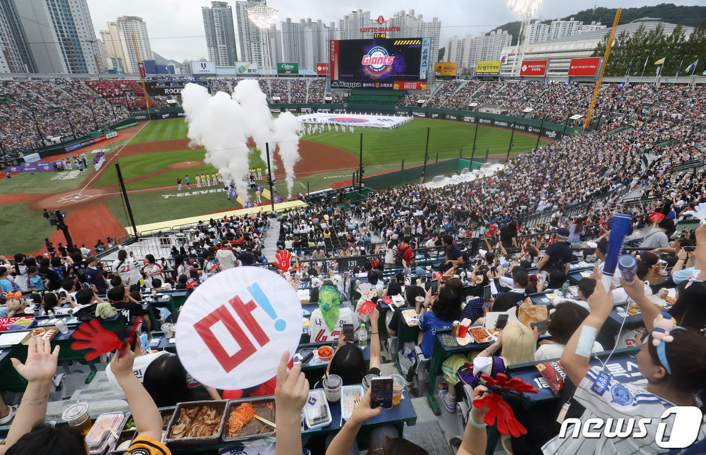 (부산=뉴스1) 윤일지 기자 = 15일 프로야구 2023 신한은행 SOL KBO리그 올스타전 드림팀과 나눔팀의 경기가 열린 부산 사직야구장이 관중들로 가득 차 있다. 2023.7. …