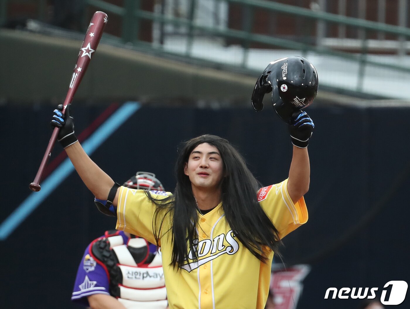 본문 이미지 - 15일 부산 사직야구장에서 열린 프로야구 2023 신한은행 SOL KBO리그 올스타전 드림팀과 나눔팀의 경기, 1회초 드림팀 구자욱이 뉴진스 음악에 맞춰 춤을 추고 있다. 2023.7.15/뉴스1 ⓒ News1 윤일지 기자