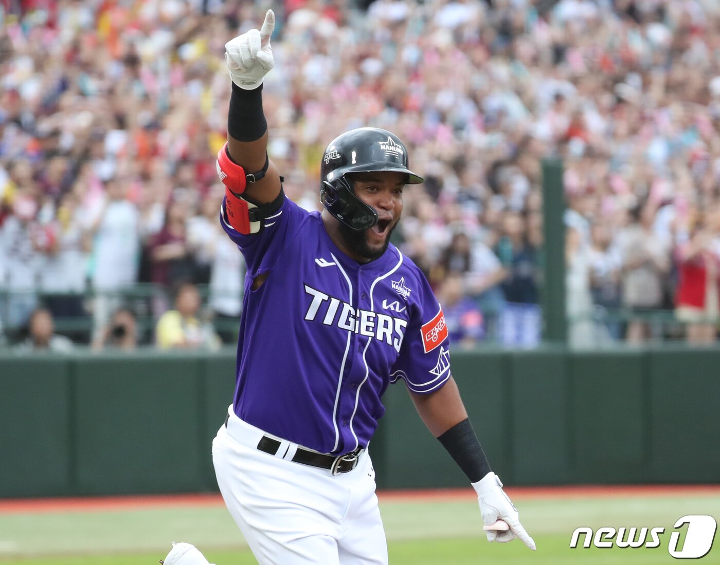 본문 이미지 - 15일 부산 사직야구장에서 열린 프로야구 2023 신한은행 SOL KBO리그 올스타전 드림팀과 나눔팀의 경기, 1회말 1사 1, 2루 상황 나눔팀 소크라테스가 스리런 홈런을 때린 뒤 홈으로 향하고 있다. 2023.7.15/뉴스1 ⓒ News1 윤일지 기자