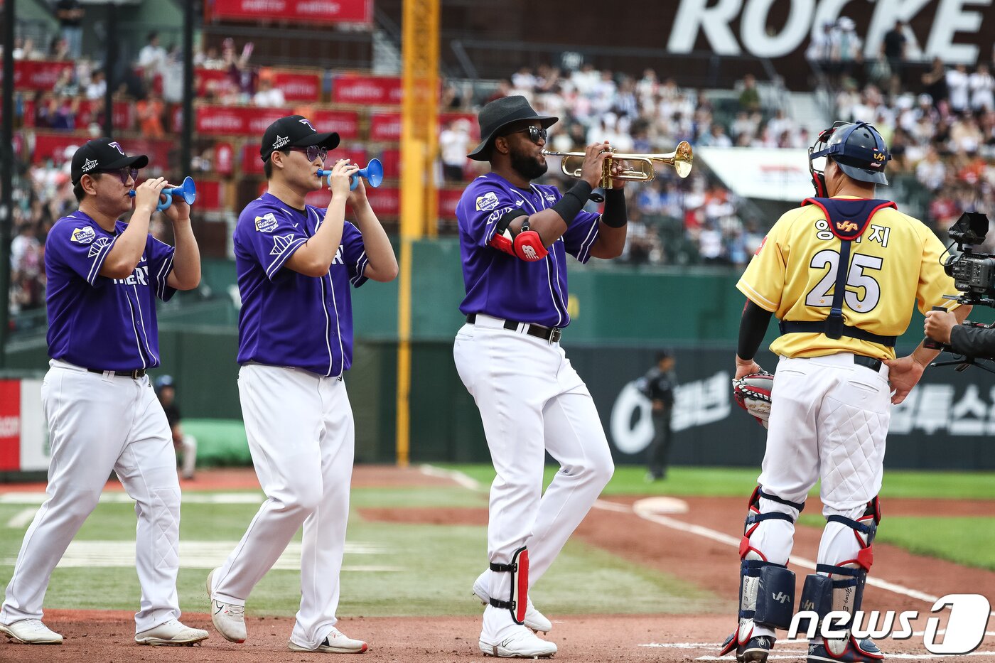 본문 이미지 - 15일 부산 사직야구장에서 열린 프로야구 2023 신한은행 SOL KBO리그 올스타전 경기 1회말 나눔팀 소크라테스가 자신의 입장 테마곡에 맞춰 트럼펫을 들고 타석에 들어서고 있다. 2023.7.15/뉴스1 ⓒ News1 유승관 기자
