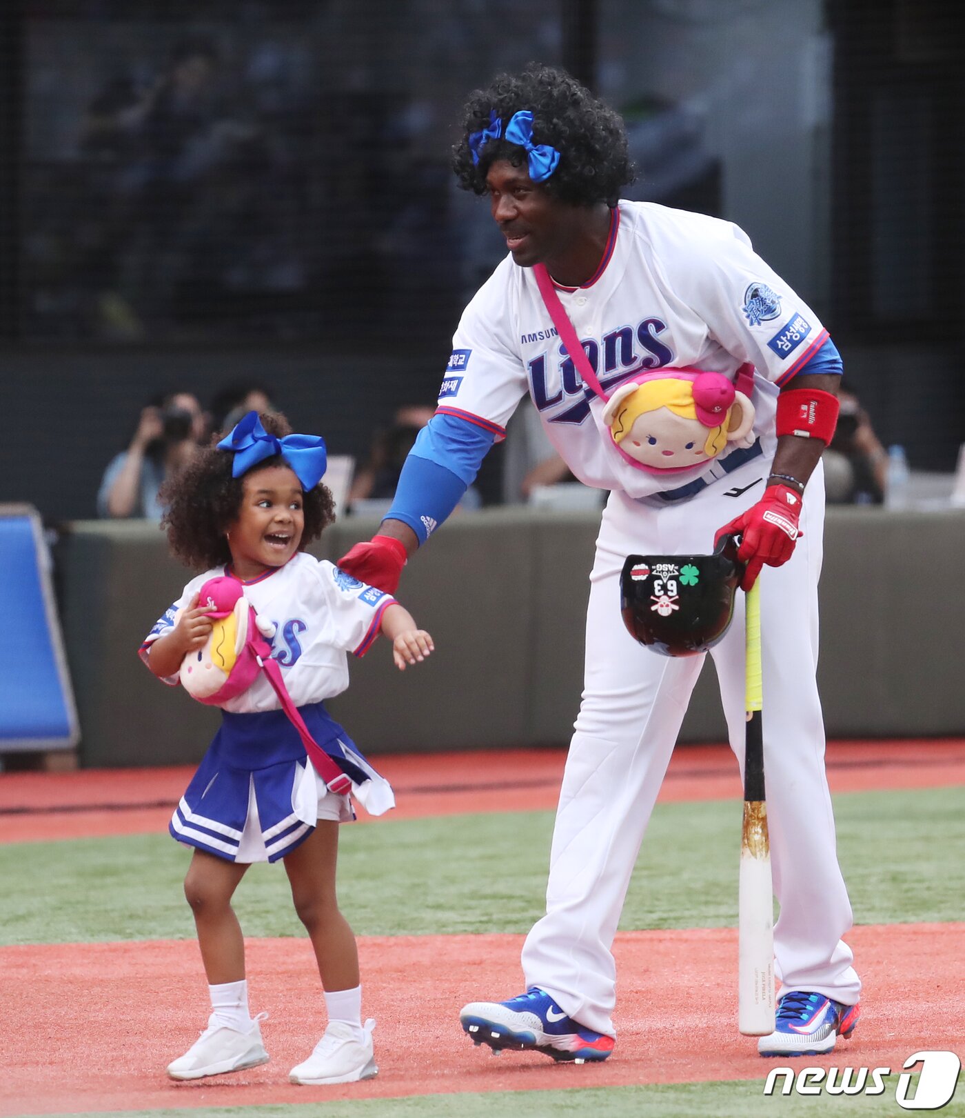 본문 이미지 - 15일 부산 사직야구장에서 열린 프로야구 2023 신한은행 SOL KBO리그 올스타전 드림팀과 나눔팀의 경기, 드림팀 피렐라가 자신의 딸과 함께 등장하고 있다. 2023.7.15/뉴스1 ⓒ News1 윤일지 기자