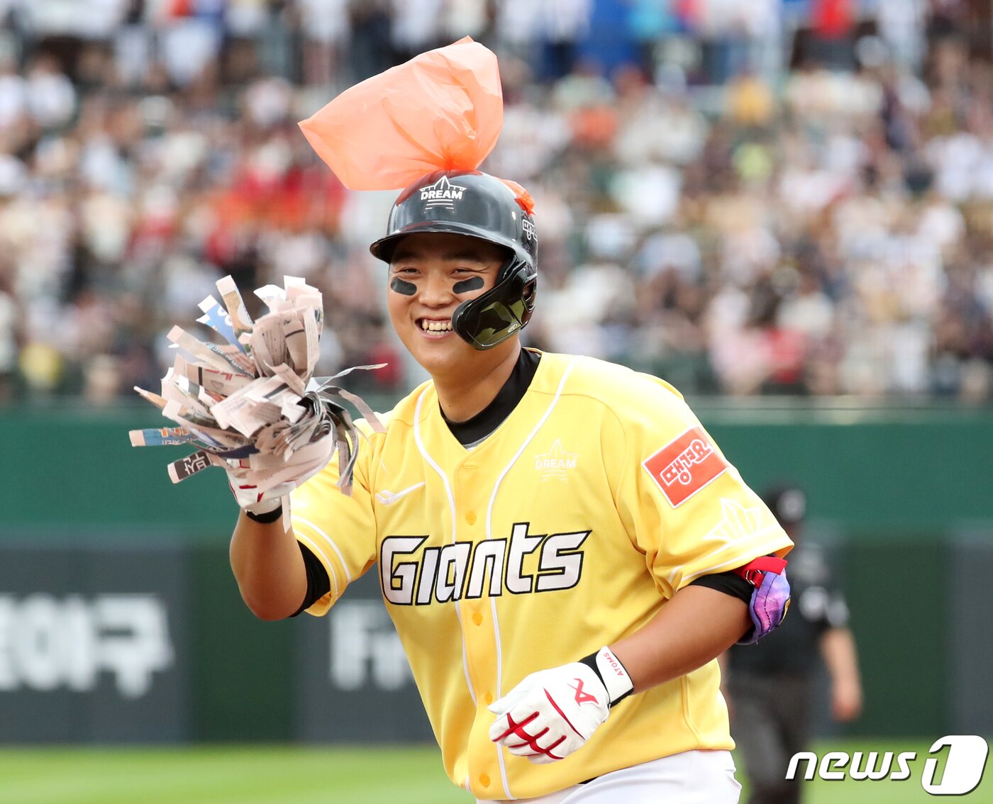 본문 이미지 - 15일 부산 사직야구장에서 열린 프로야구 2023 신한은행 SOL KBO리그 올스타전 드림팀과 나눔팀의 경기, 3회초 1사 주자 없는 상황 드림팀 한동희가 안타를 떄린 뒤 환하게 웃고 있다. 2023.7.15/뉴스1 ⓒ News1 윤일지 기자