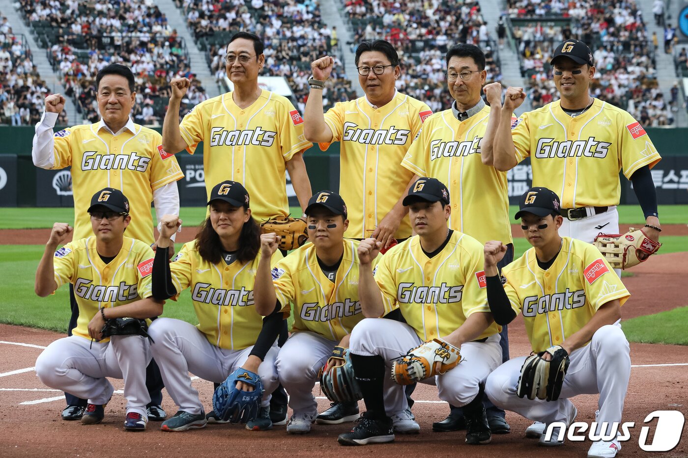 본문 이미지 - 15일 부산 사직야구장에서 열린 프로야구 2023 신한은행 SOL KBO리그 올스타전 경기에서 시구를 마친 역대 롯데 미스터올스타들이 롯데 선수들과 기념 촬영을 하고 있다. 뒷줄 왼쪽부터 허규옥, 김용희, 김응국, 김민호, 전준우. 2023.7.15/뉴스1 ⓒ News1 유승관 기자