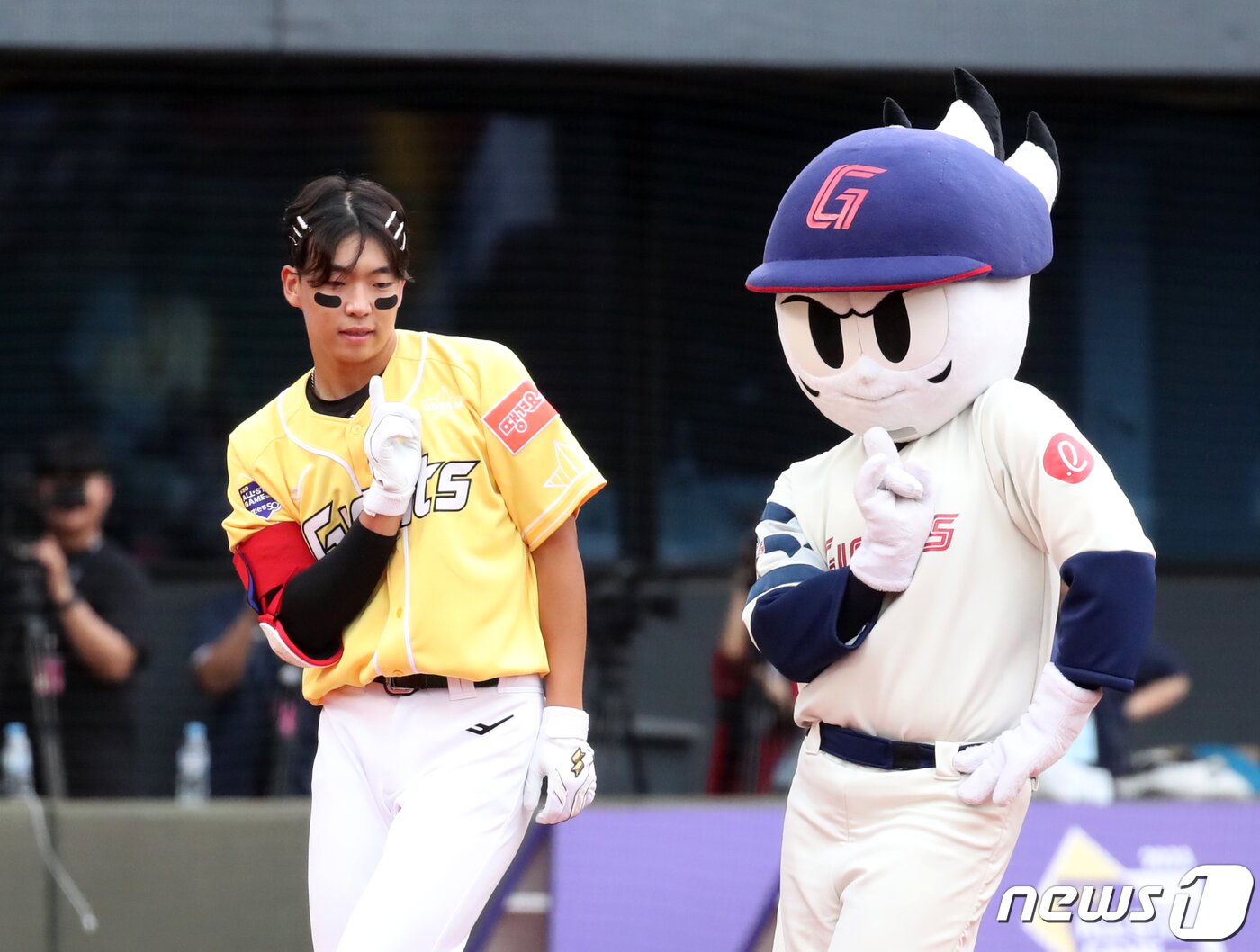 본문 이미지 - 15일 부산 사직야구장에서 열린 프로야구 2023 신한은행 SOL KBO리그 올스타전 드림팀과 나눔팀의 경기, 3회초 1사 1루 상황 드림팀 김민석이 제니의 솔로에 맞춰 춤을 추고 있다. 2023.7.15/뉴스1 ⓒ News1 윤일지 기자