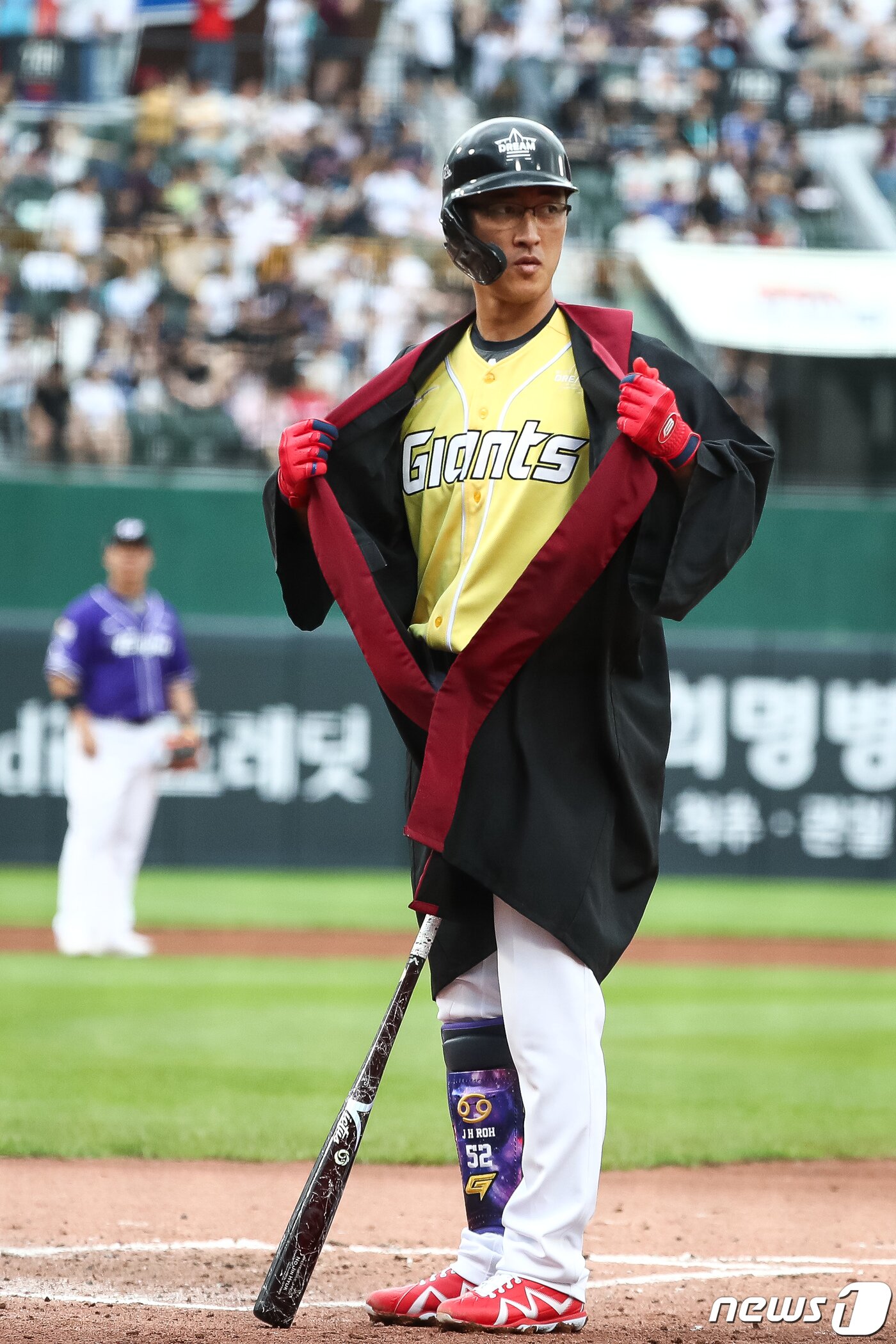 본문 이미지 - 15일 부산 사직야구장에서 열린 프로야구 2023 신한은행 SOL KBO리그 올스타전 경기에서 드림팀 롯데 노진혁이 법복을 입고 타석에 들어서고 있다. 2023.7.15/뉴스1 ⓒ News1 유승관 기자