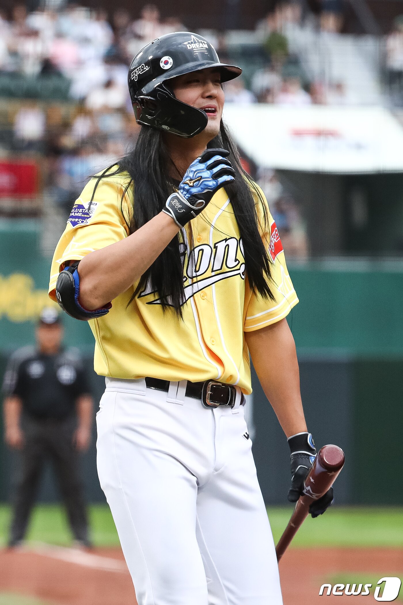 본문 이미지 - 15일 부산 사직야구장에서 열린 프로야구 2023 신한은행 SOL KBO리그 올스타전 경기 1회초 드림팀 삼성 구자욱이 파울플라이 아웃된 후 아쉬워하고 있다. 2023.7.15/뉴스1 ⓒ News1 유승관 기자