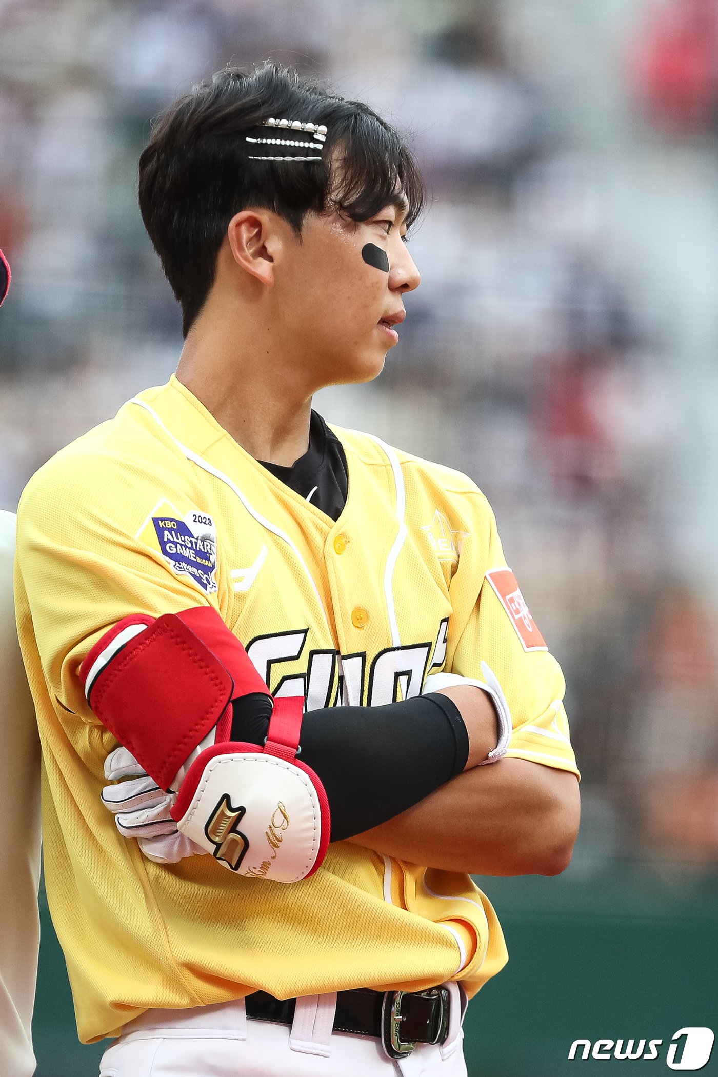 본문 이미지 - 15일 부산 사직야구장에서 열린 프로야구 2023 신한은행 SOL KBO리그 올스타전 경기 3회초 드림팀 롯데 김민석이 제니 솔로에 맞춰 춤을 추고 있다. 2023.7.15/뉴스1 ⓒ News1 유승관 기자