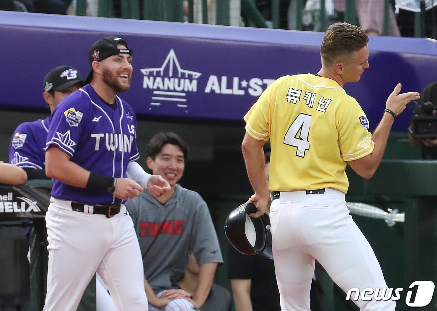 본문 이미지 - 15일 부산 사직야구장에서 열린 프로야구 2023 신한은행 SOL KBO리그 올스타전 드림팀과 나눔팀의 경기, 드림팀 오스틴과 나눔팀 뷰캐넌이 춤을 추고 있다. 2023.7.15/뉴스1 ⓒ News1 윤일지 기자