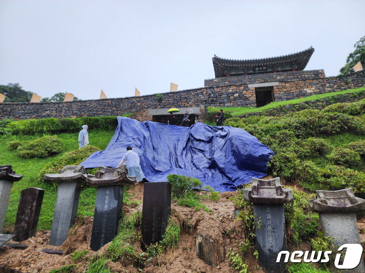 본문 이미지 -  폭우로 붕괴된 공산성 성벽 일부 모습. (공주시 제공) / 뉴스1