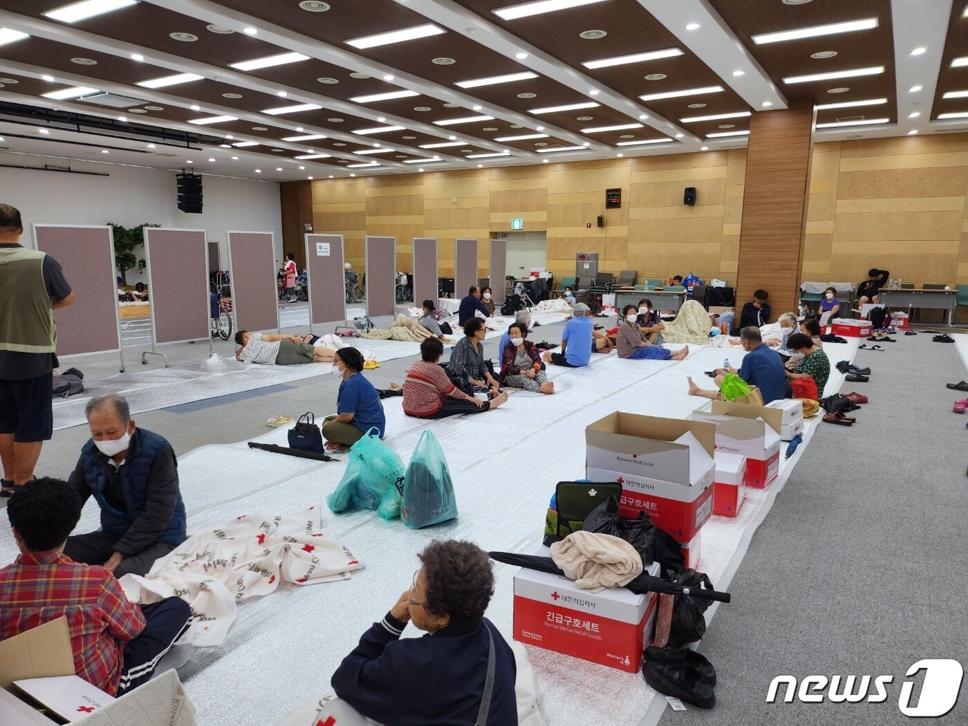 본문 이미지 -  공주대학교 옥룡캠퍼스에 마련된 대피소에 주민들이 대피해 있는 모습. 2023.7.15/뉴스1 ⓒ News1 최형욱 기자