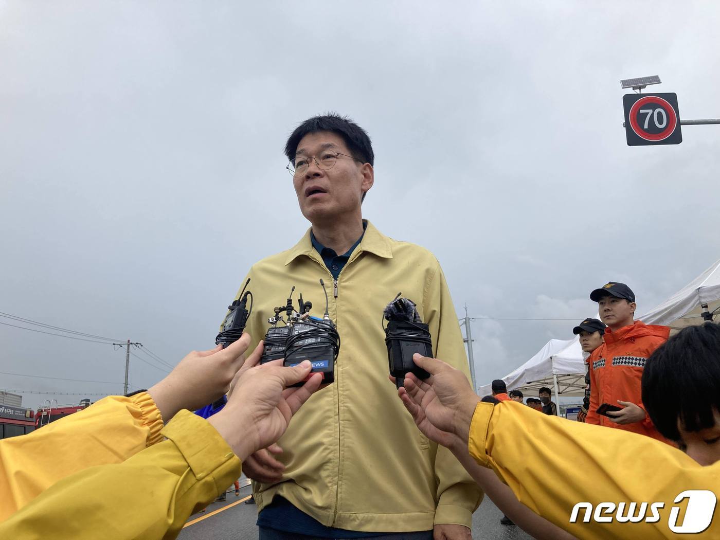 본문 이미지 - 강준근 충북도 도로과장이 15일 침수된 오송지하차도의 양수 작업 계획에 대해 브리핑하고 있다.2023.07.15.ⓒ 뉴스1 박건영 기자