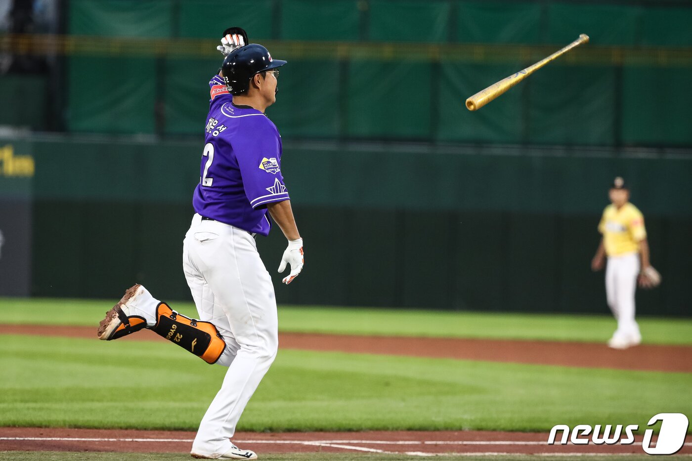 본문 이미지 - 15일 부산 사직야구장에서 열린 프로야구 2023 신한은행 SOL KBO리그 올스타전 경기 4회말 2사 만루상황 만루홈런을 친 나눔팀 한화 채은성이 배트를 던지고 있다. 2023.7.15/뉴스1 ⓒ News1 유승관 기자