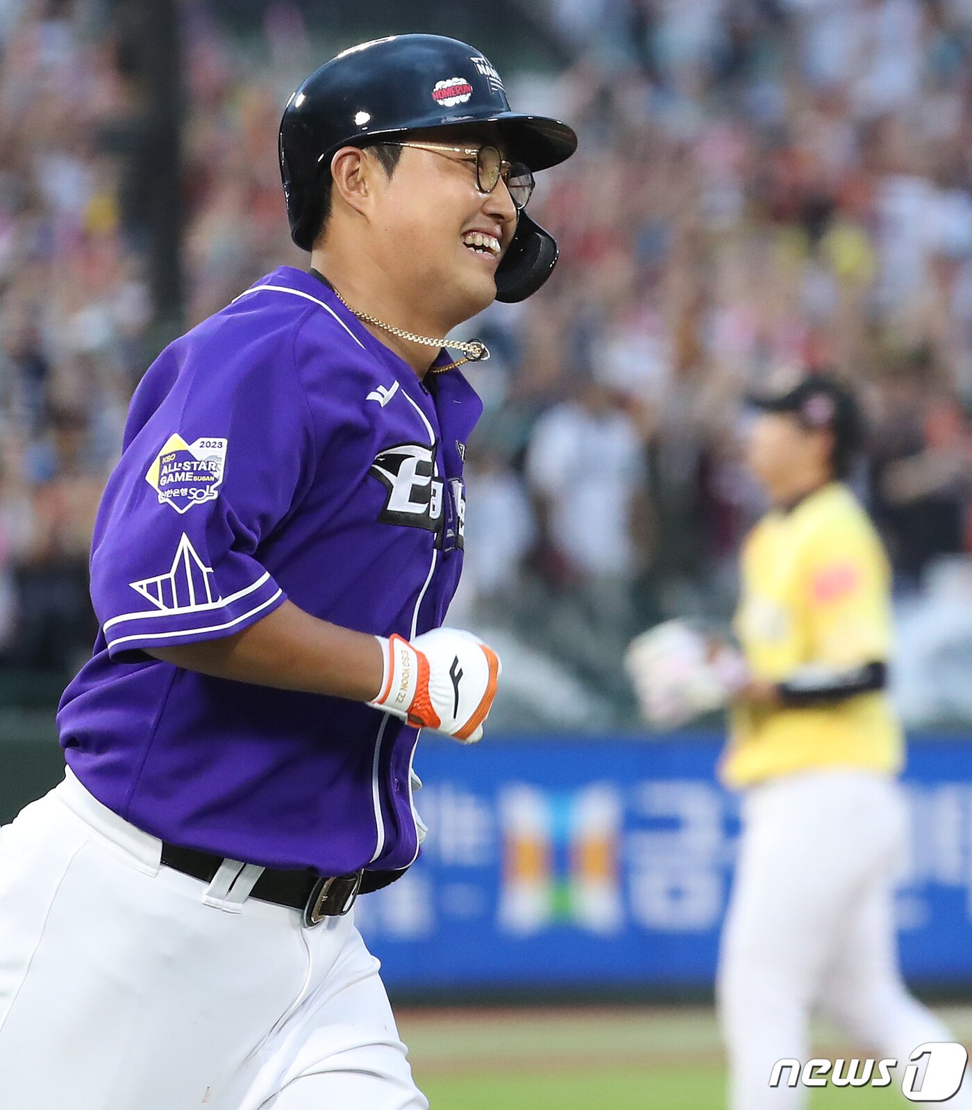 본문 이미지 - 15일 부산 사직야구장에서 열린 프로야구 2023 신한은행 SOL KBO리그 올스타전 드림팀과 나눔팀의 경기, 4회말 2사 만루 상황 나눔팀 채은성이 만루 홈런을 때린 뒤 홈으로 향하고 있다. 2023.7.15/뉴스1 ⓒ News1 윤일지 기자