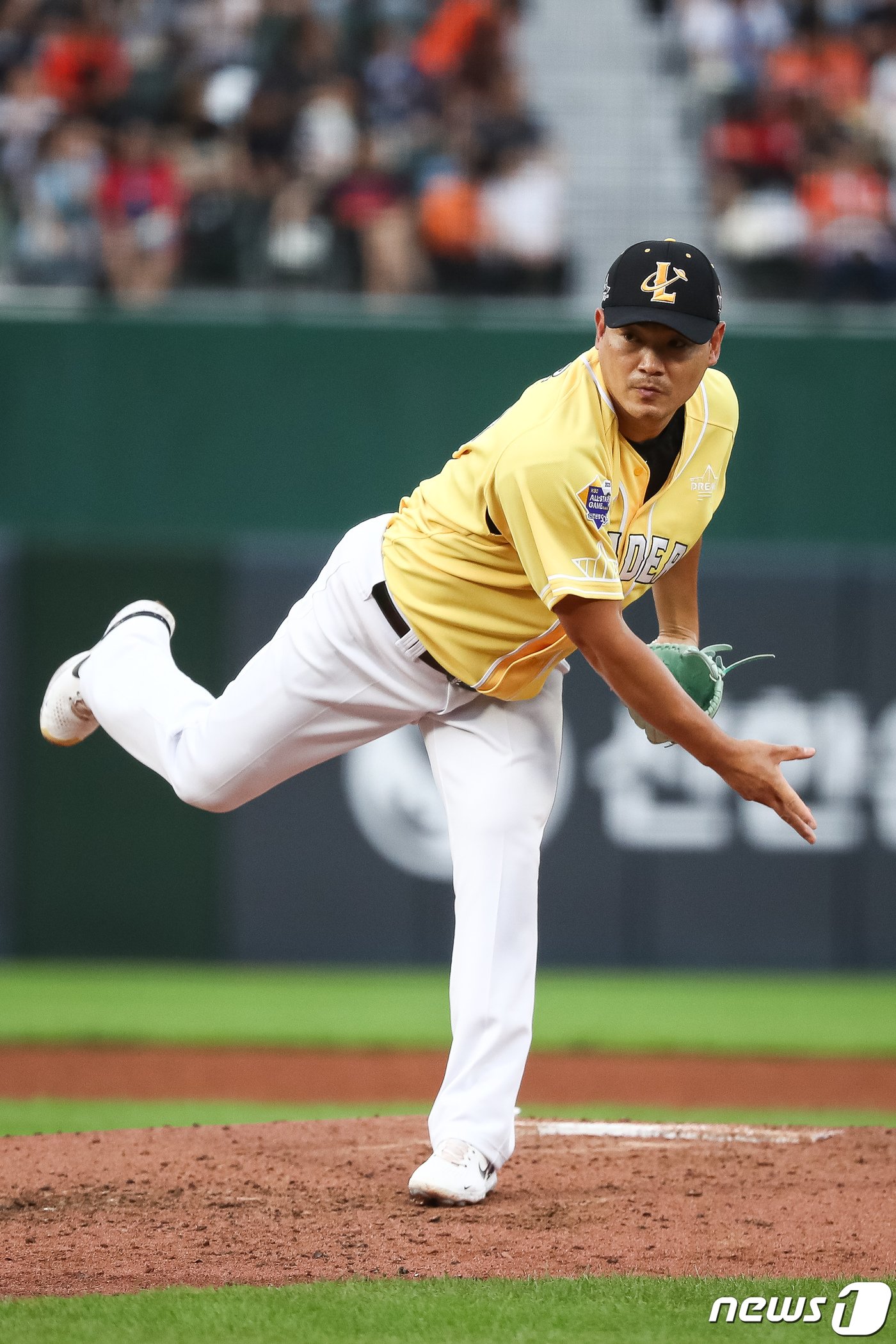 본문 이미지 - 15일 부산 사직야구장에서 열린 프로야구 2023 신한은행 SOL KBO리그 올스타전 경기 3회말 드림팀 SSG 노경은이 역투하고 있다. 2023.7.15/뉴스1 ⓒ News1 유승관 기자