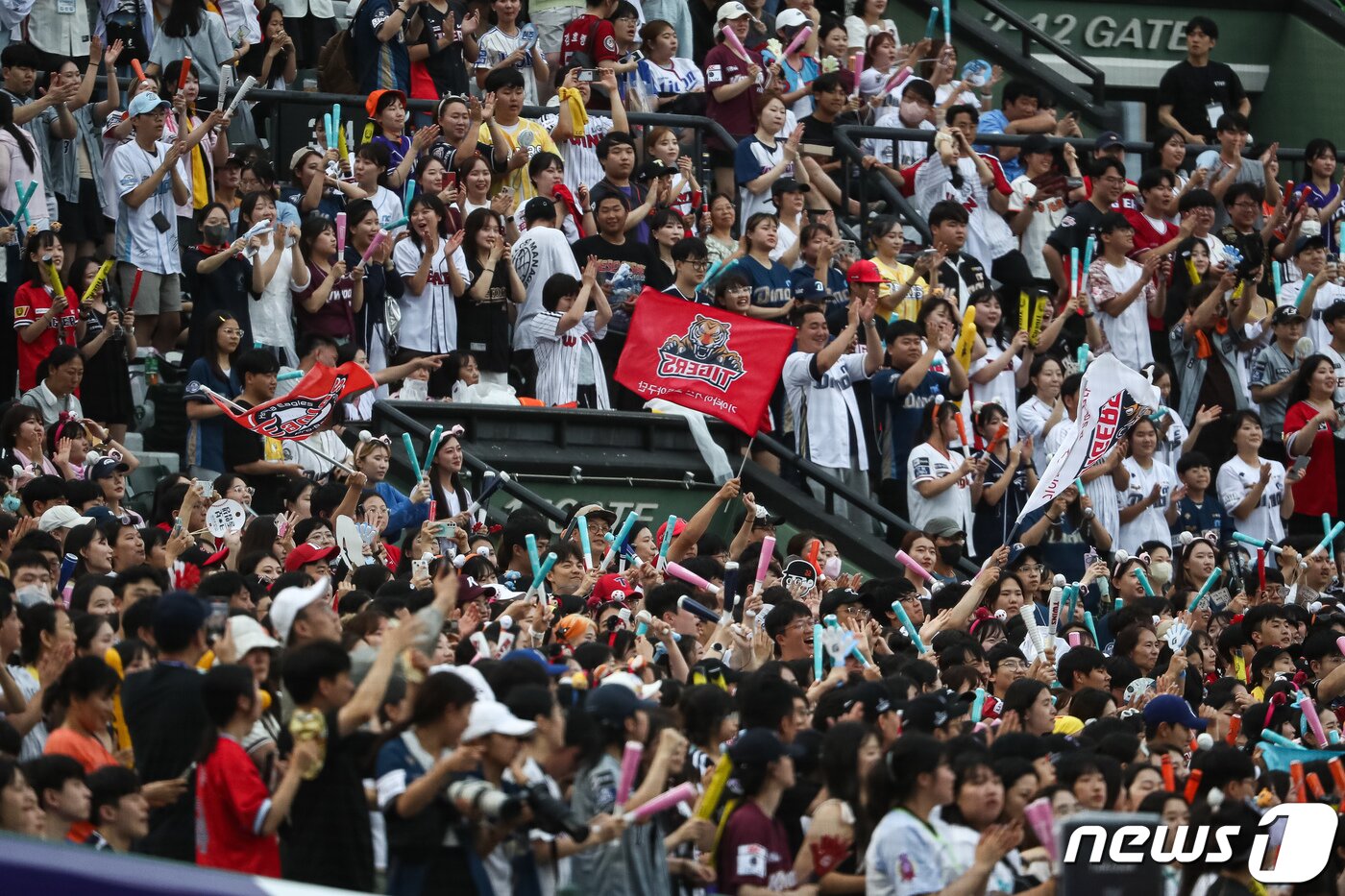 본문 이미지 - 15일 부산 사직야구장에서 열린 프로야구 2023 신한은행 SOL KBO리그 올스타전 경기에서 팬들이 환호하고 있다. 2023.7.15/뉴스1 ⓒ News1 유승관 기자