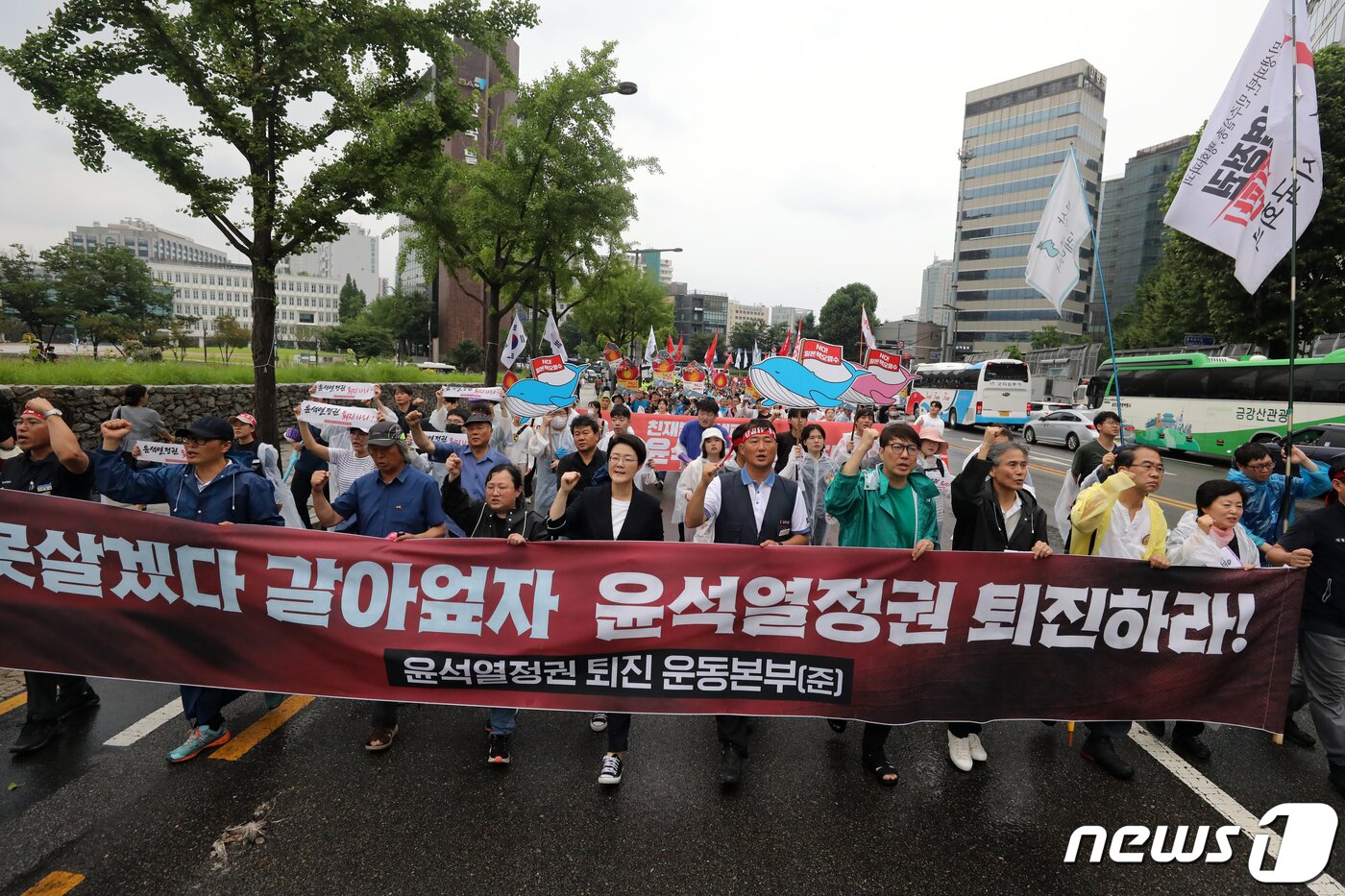본문 이미지 - 15일 서울 종로구 사직로 일대에서 열린 '윤석열 정권 퇴진 7.15 범국민대회'에서 참가자들이 후쿠시마 핵오염수 해양투기 반대, 윤석열 정권 퇴진 등을 촉구하고 있다. 2023.7.15/뉴스1