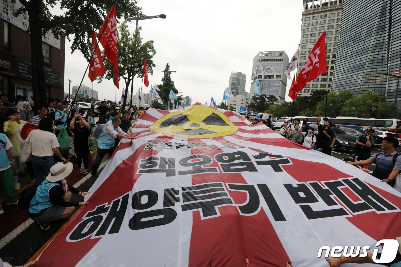 본문 이미지 - 15일 서울 종로구 사직로 일대에서 열린 '윤석열 정권 퇴진 7.15 범국민대회'에서 참가자들이 후쿠시마 핵오염수 해양투기 반대, 윤석열 정권 퇴진 등을 촉구하는 퍼포먼스를 하고 있다. 2023.7.15/뉴스1