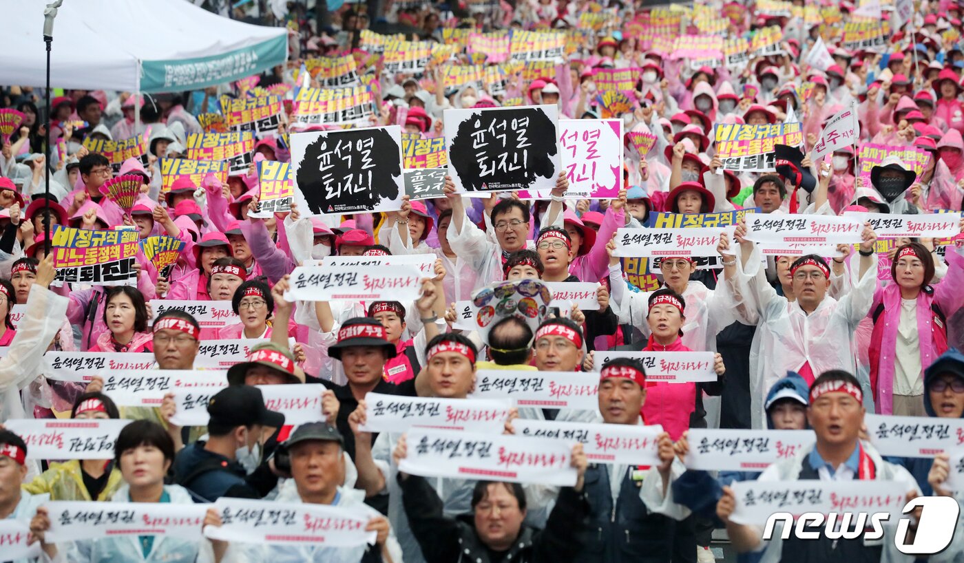 본문 이미지 - 15일 서울 종로구 사직로 일대에서 열린 '윤석열 정권 퇴진 7.15 범국민대회'에서 참가자들이 후쿠시마 핵오염수 해양투기 반대, 윤석열 정권 퇴진 등을 촉구하고 있다. 2023.7.15/뉴스1