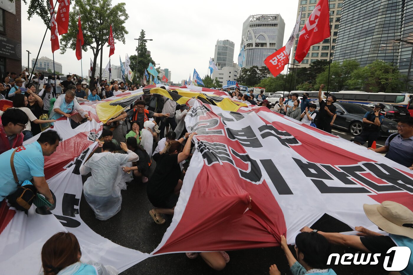 본문 이미지 - 15일 서울 종로구 사직로 일대에서 열린 '윤석열 정권 퇴진 7.15 범국민대회'에서 참가자들이 후쿠시마 핵오염수 해양투기 반대, 윤석열 정권 퇴진 등을 촉구하는 퍼포먼스를 하고 있다. 2023.7.15/뉴스1