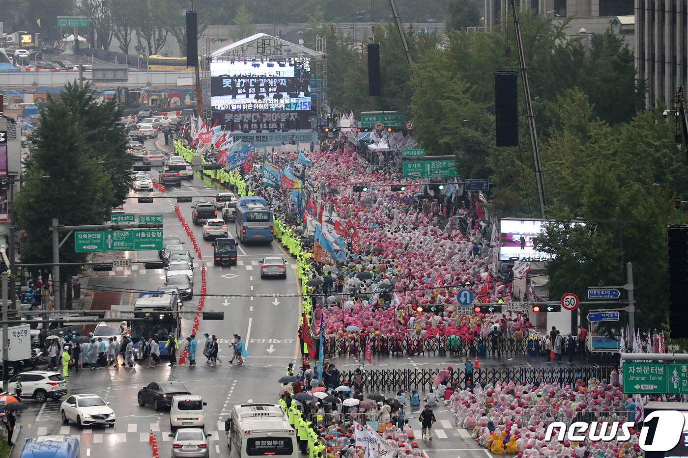 본문 이미지 - 15일 서울 종로구 사직로 일대에서 열린 '윤석열 정권 퇴진 7.15 범국민대회'에서 참가자들이 후쿠시마 핵오염수 해양투기 반대, 윤석열 정권 퇴진 등을 촉구하고 있다. 2023.7.15/뉴스1