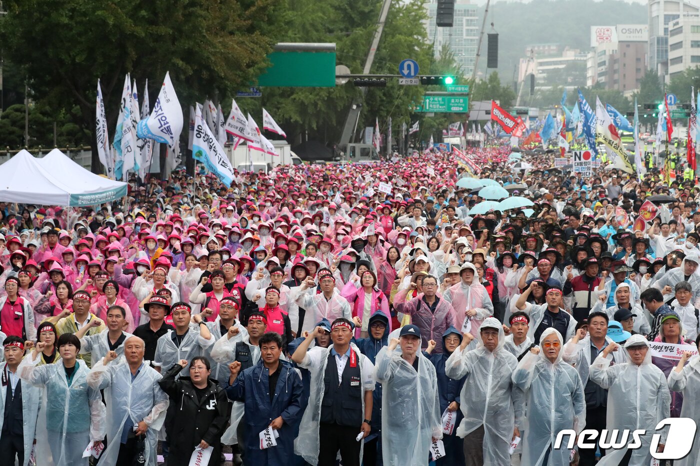 본문 이미지 - 15일 서울 종로구 사직로 일대에서 열린 '윤석열 정권 퇴진 7.15 범국민대회'에서 참가자들이 후쿠시마 핵오염수 해양투기 반대, 윤석열 정권 퇴진 등을 촉구하고 있다. 2023.7.15/뉴스1