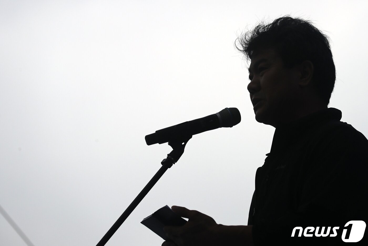 본문 이미지 - 15일 오후 서울 종로구 사직로에서 열린 '윤석열 정권 퇴진 7·15 범국민대회'에서 건설노동자 고 양회동 씨의 형 양회선 씨가 발언하고 있다. 2023.7.15/뉴스1