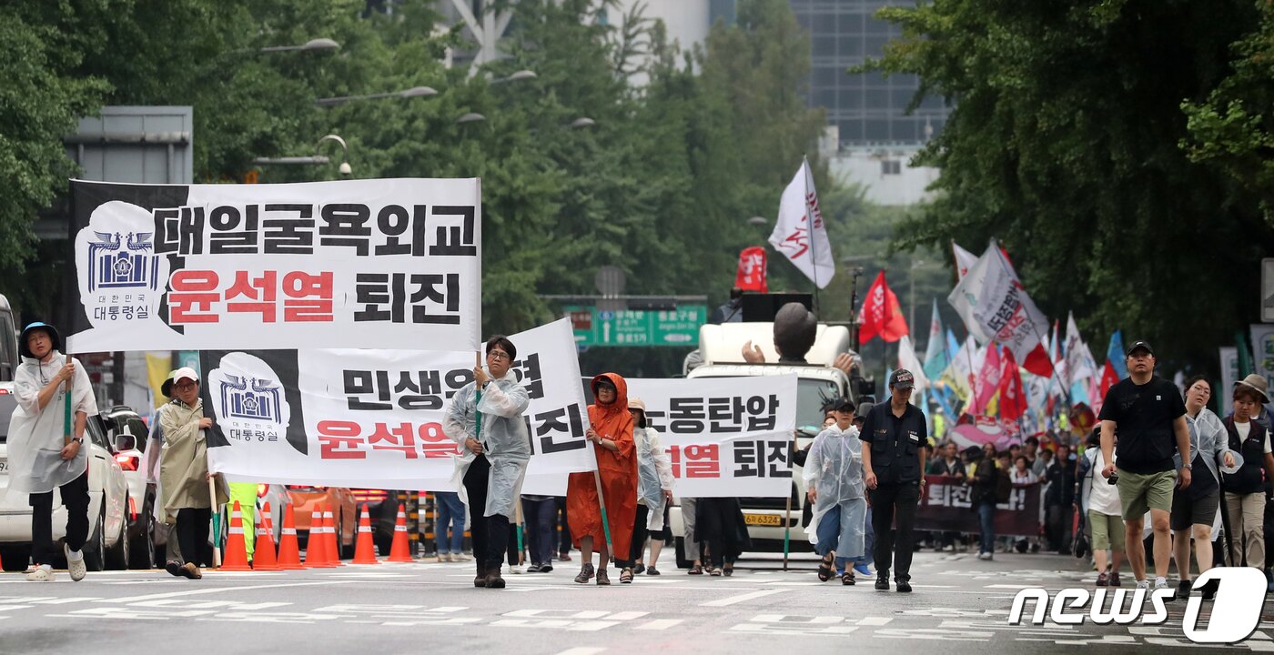 본문 이미지 - 15일 서울 종로구 사직로 일대에서 열린 '윤석열 정권 퇴진 7.15 범국민대회'에서 참가자들이 후쿠시마 핵오염수 해양투기 반대, 윤석열 정권 퇴진 등을 촉구하며 일본대사관 방향으로 행진하고 있다. 2023.7.15/뉴스1