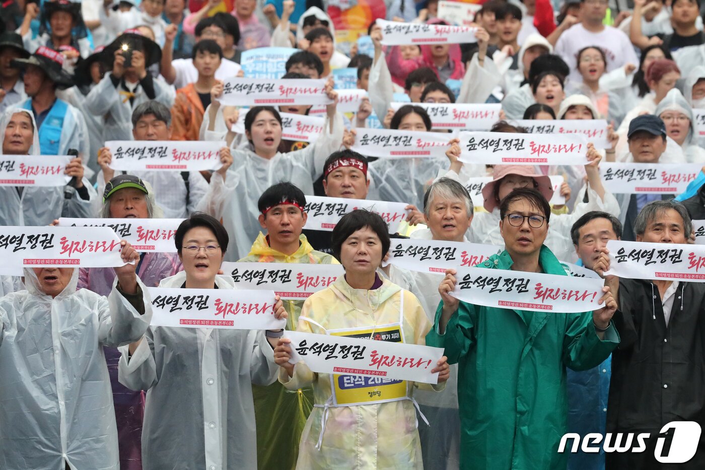 본문 이미지 - 15일 서울 종로구 사직로 일대에서 열린 '윤석열 정권 퇴진 7.15 범국민대회'에 참석한 이정미 정의당 대표, 윤희숙 진보당 상임대표 등이 윤석열 정권 퇴진을 촉구하고 있다. 2023.7.15/뉴스1