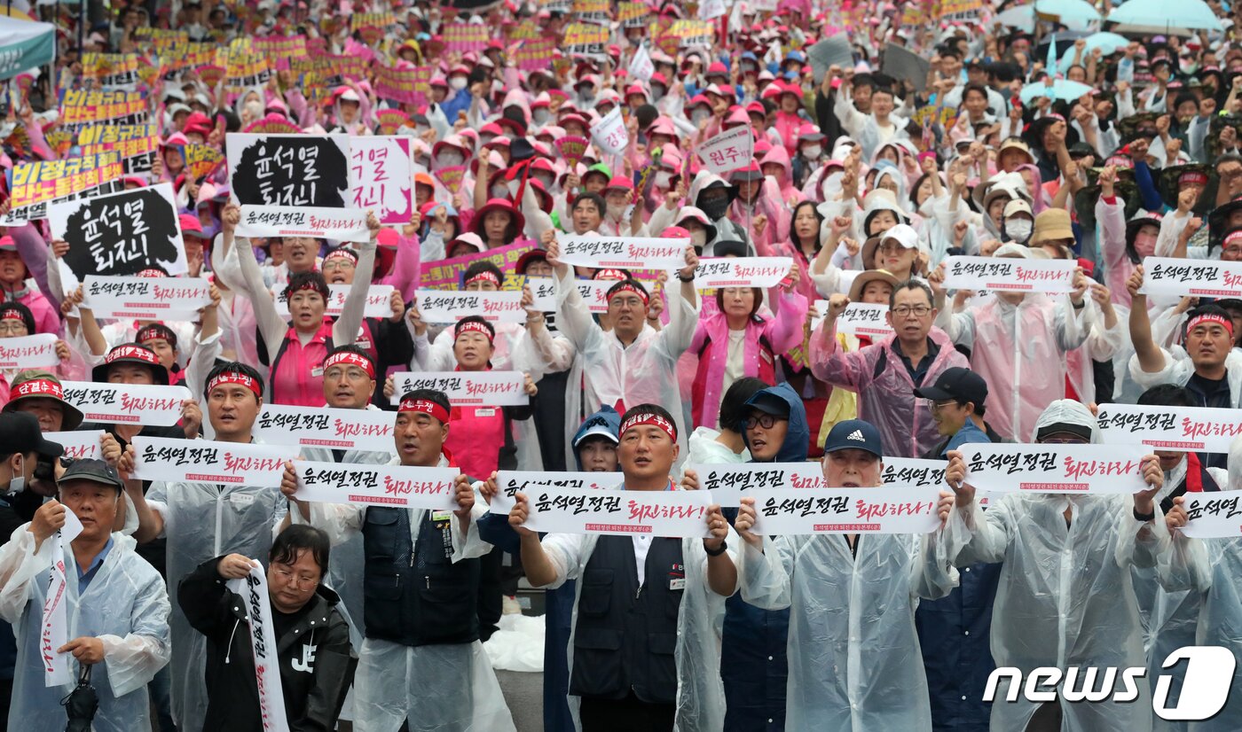 본문 이미지 - 15일 서울 종로구 사직로 일대에서 열린 '윤석열 정권 퇴진 7.15 범국민대회'에서 참가자들이 후쿠시마 핵오염수 해양투기 반대, 윤석열 정권 퇴진 등을 촉구하고 있다. 2023.7.15/뉴스1