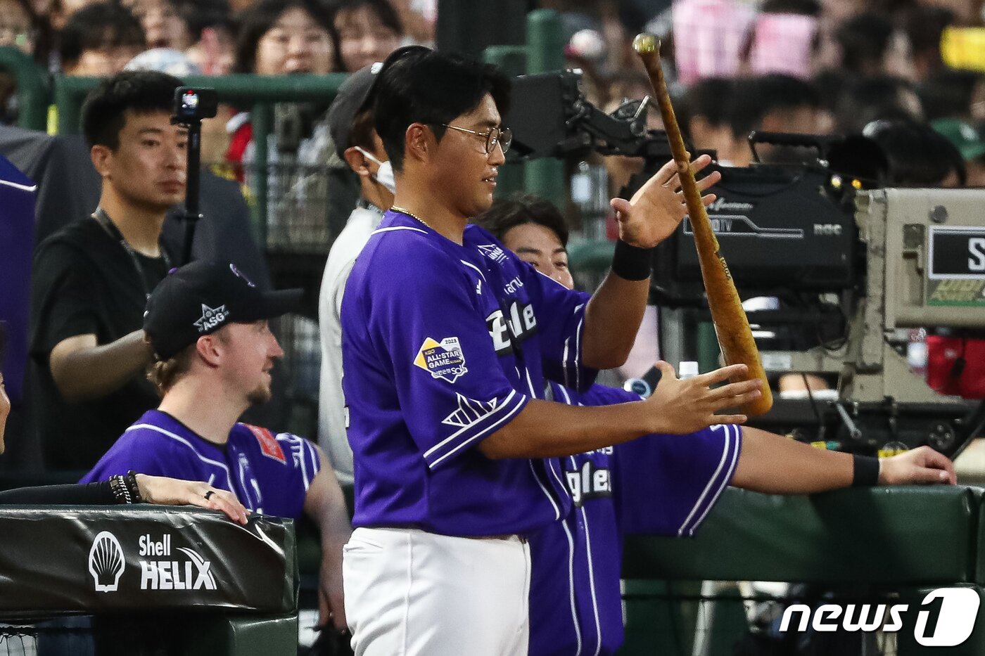 본문 이미지 - 15일 부산 사직야구장에서 열린 프로야구 2023 신한은행 SOL KBO리그 올스타전 경기에서 의장대 출신 나눔팀 한화 채은성이 해군 의장대의 공연을 보며 배트를 돌리고 있다. 2023.7.15/뉴스1 ⓒ News1 유승관 기자