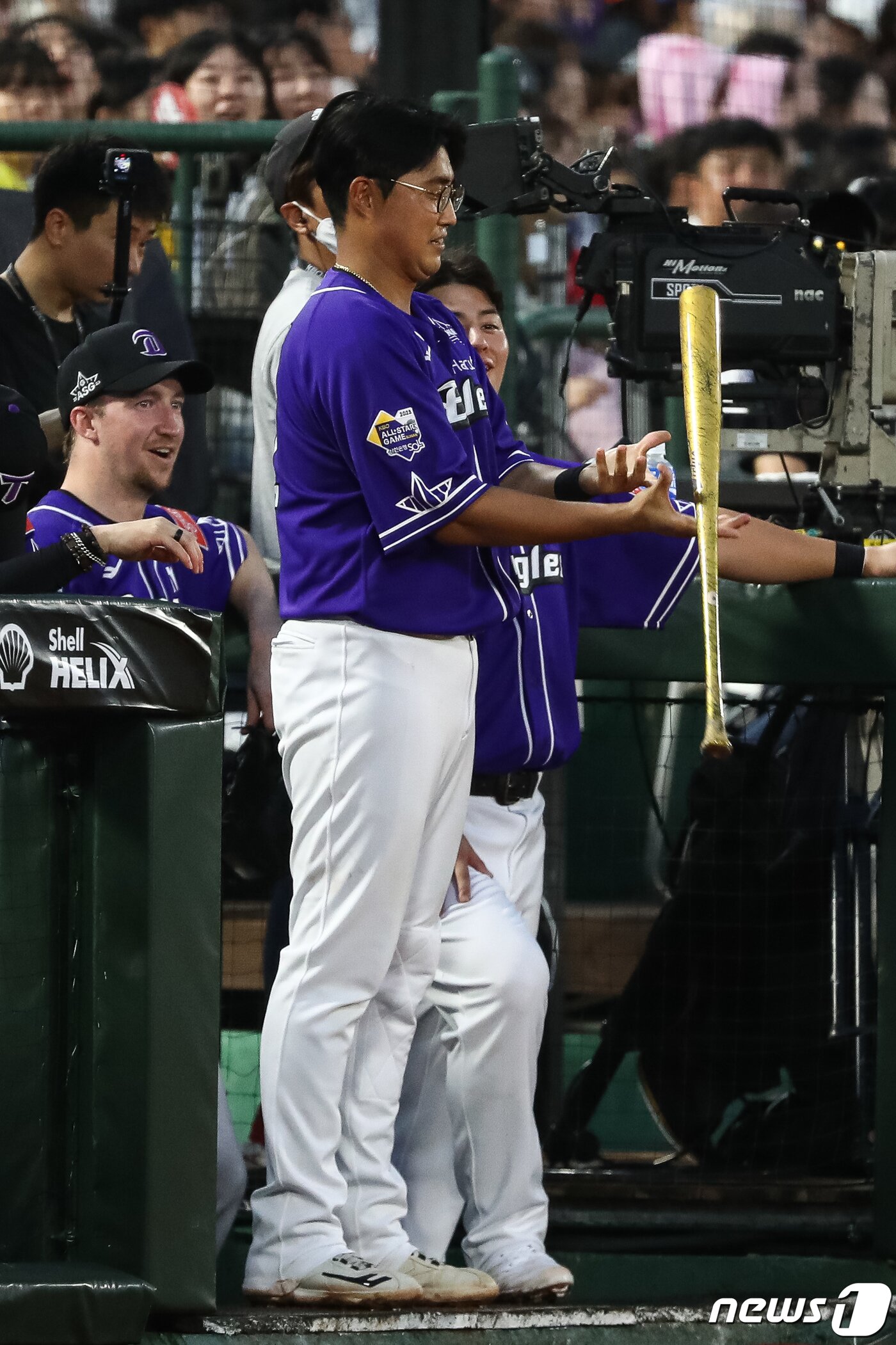 본문 이미지 - 15일 부산 사직야구장에서 열린 프로야구 2023 신한은행 SOL KBO리그 올스타전 경기에서 의장대 출신 나눔팀 한화 채은성이 해군 의장대의 공연을 보며 배트를 돌리고 있다. 2023.7.15/뉴스1 ⓒ News1 유승관 기자