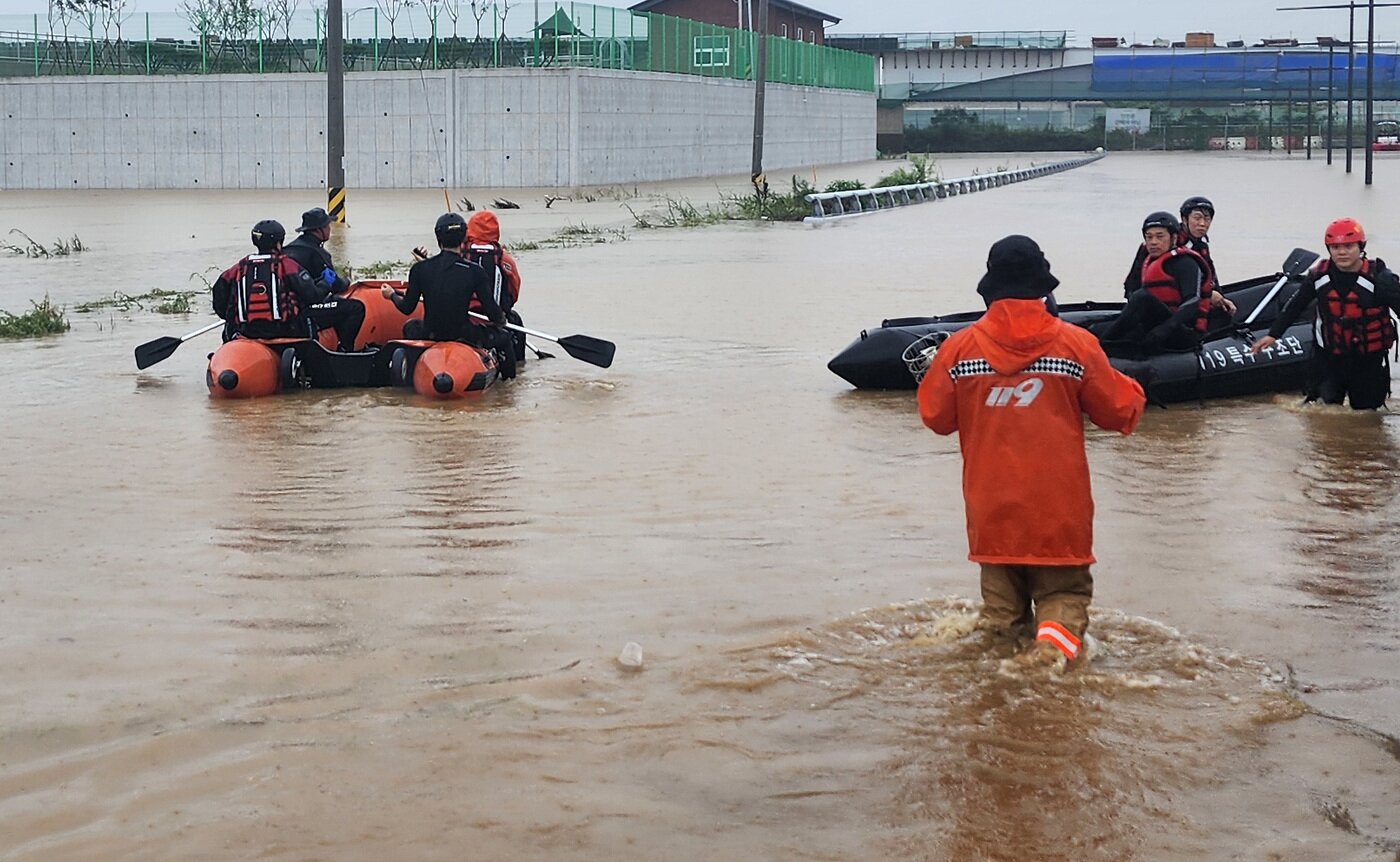 본문 이미지 - 15일 미호천 제방 유실로 침수된 충북 청주시 오송읍 궁평제2지하차도에서 소방대원이 구조보트를 이용해 수색활동을 벌이고 있다. (소방청 제공) 2023.7.15/뉴스1