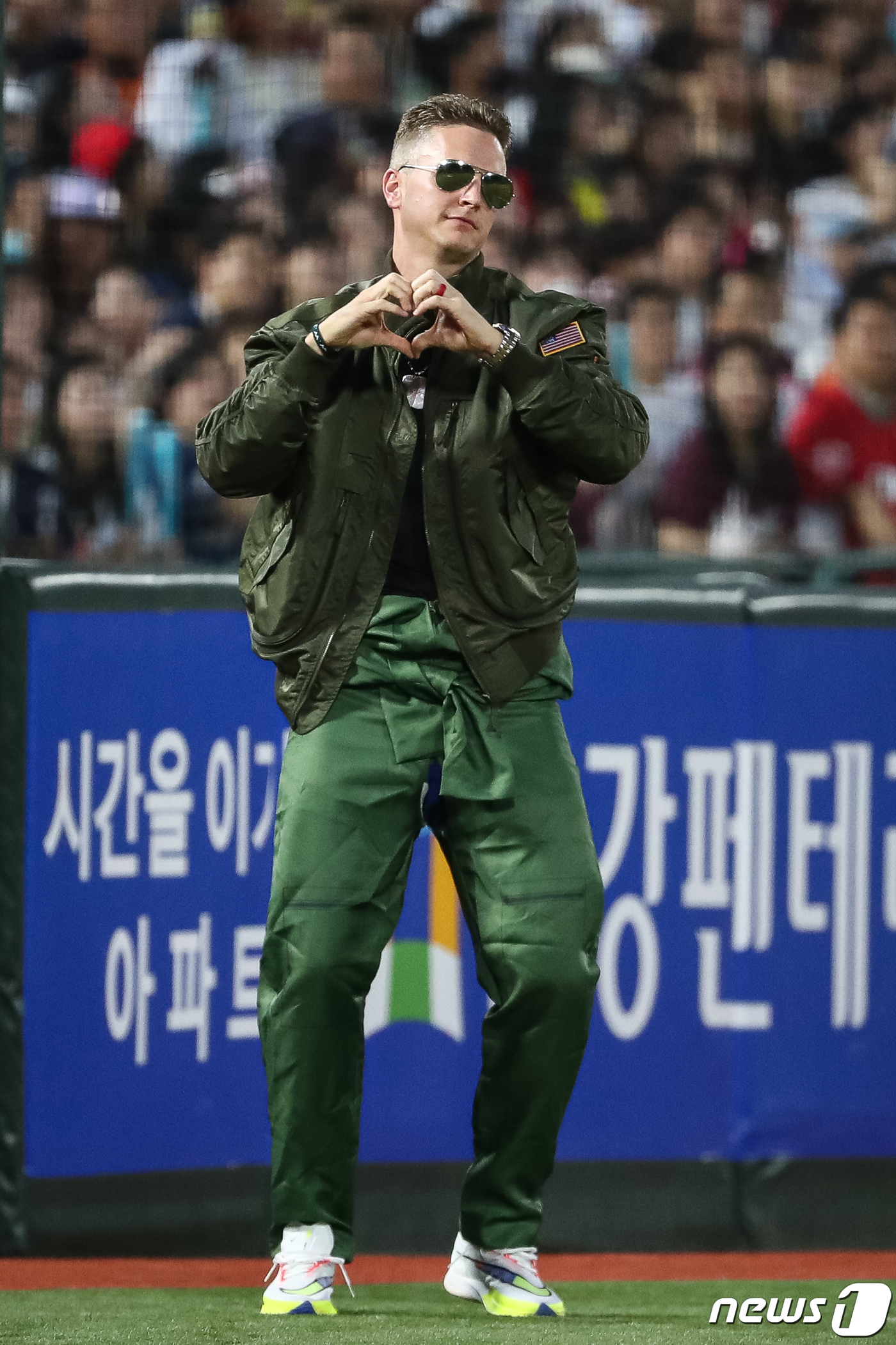 (부산=뉴스1) 유승관 기자 = 15일 부산 사직야구장에서 열린 프로야구 2023 신한은행 SOL KBO리그 올스타전 경기에서 미군 복장을 한 드림팀 삼성 뷰캐넌이 춤을 추고 있다 …