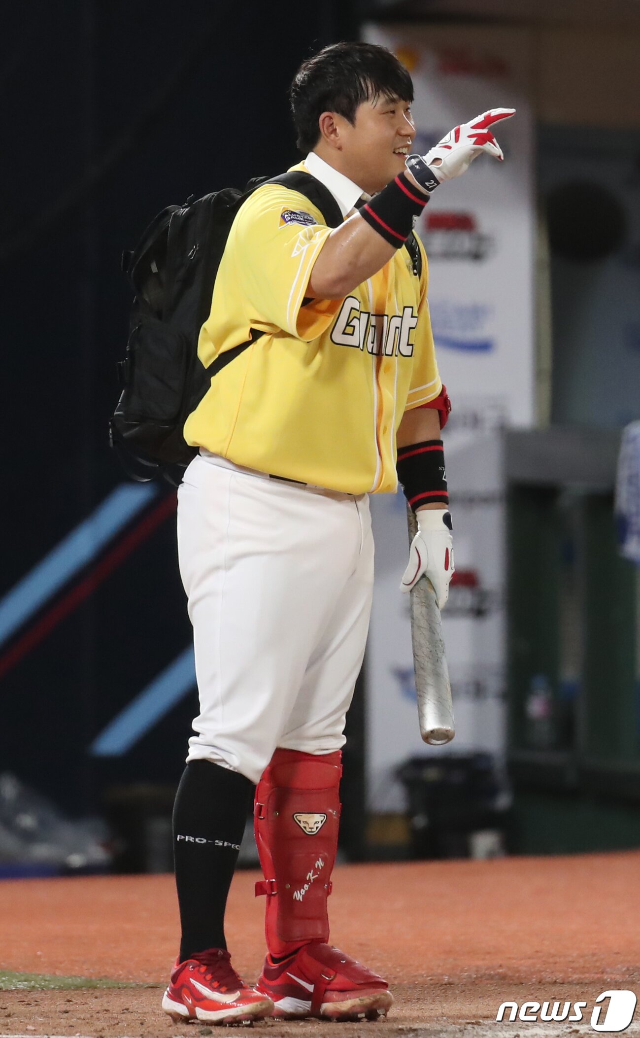 본문 이미지 - 15일 부산 사직야구장에서 열린 프로야구 2023 신한은행 SOL KBO리그 올스타전 드림팀과 나눔팀의 경기, 8회말 2사 1루 상황 드림팀 뷰캐넌이 나눔팀 오지환의 타구를 잡고 환호하고 있다. 2023.7.15/뉴스1 ⓒ News1 윤일지 기자