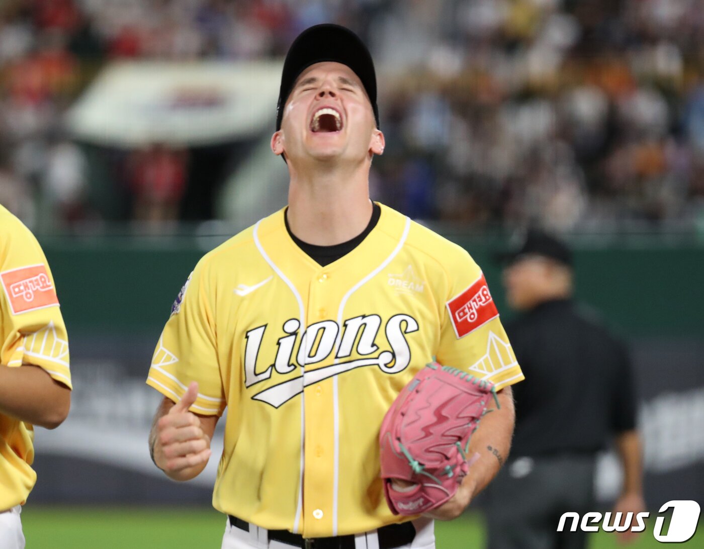 본문 이미지 - 15일 부산 사직야구장에서 열린 프로야구 2023 신한은행 SOL KBO리그 올스타전 드림팀과 나눔팀의 경기, 8회말 2사 1루 상황 드림팀 뷰캐넌이 나눔팀 오지환의 플라이 타구를 잡아낸 뒤 기뻐하고 있다. 2023.7.15/뉴스1 ⓒ News1 윤일지 기자