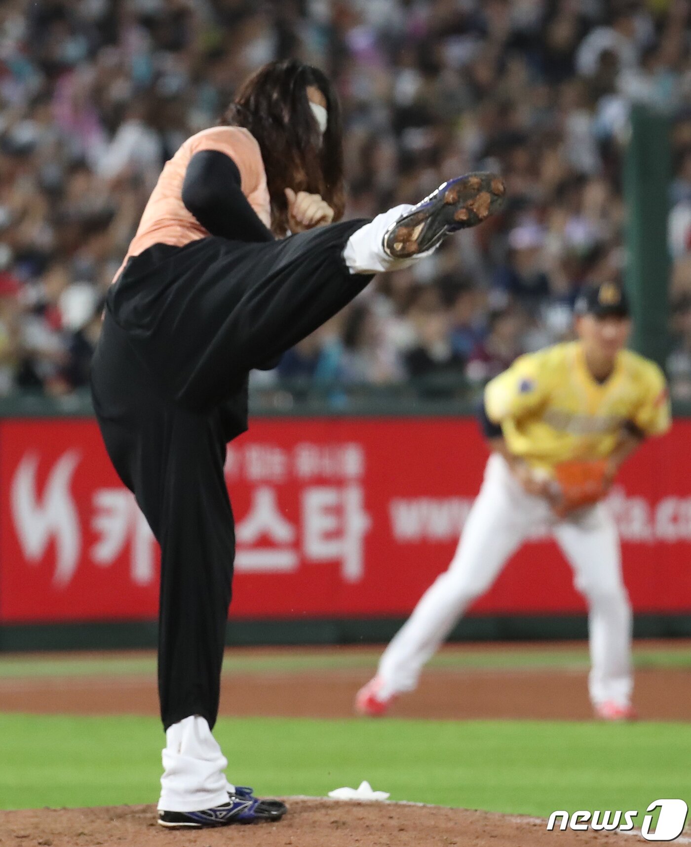본문 이미지 - 15일 부산 사직야구장에서 열린 프로야구 2023 신한은행 SOL KBO리그 올스타전 드림팀과 나눔팀의 경기, 8회초 나눔팀 김원중이 퍼포먼스를 하며 마운드에 오르고 있다. 2023.7.15/뉴스1 ⓒ News1 윤일지 기자