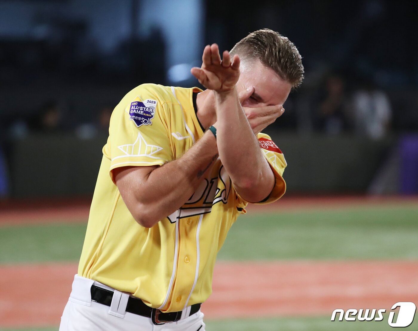 본문 이미지 - 15일 부산 사직야구장에서 열린 프로야구 2023 신한은행 SOL KBO리그 올스타전 드림팀과 나눔팀의 경기, 8회말 드림팀 뷰캐넌이 댄스노래방 타임 때 댄스를 선보이고 있다. 2023.7.15/뉴스1 ⓒ News1 윤일지 기자