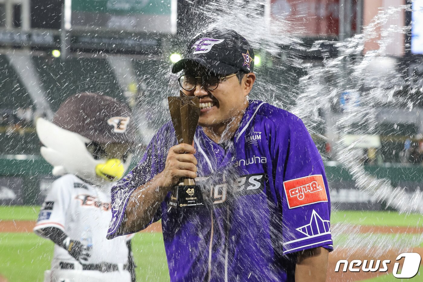 본문 이미지 - 15일 부산 사직야구장에서 열린 프로야구 2023 신한은행 SOL KBO리그 올스타전 경기에서 MVP인 미스터 올스타에 선정된 나눔팀 한화 채은성이 기념 촬영을 하는 도중 동료들로부터 물세례를 받고 있다. 2023.7.15/뉴스1 ⓒ News1 유승관 기자