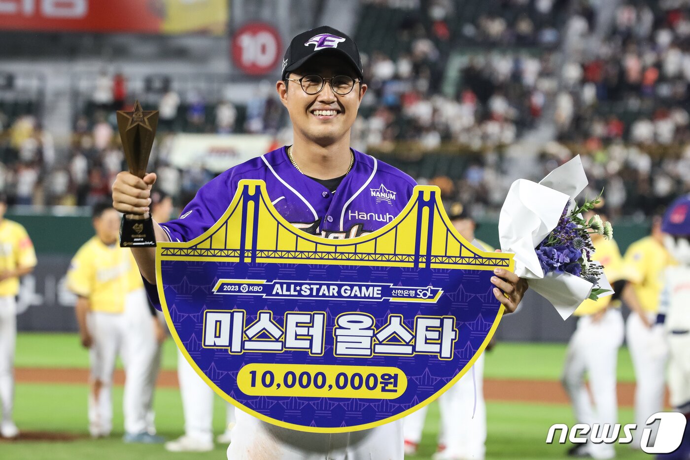 본문 이미지 - 15일 부산 사직야구장에서 열린 프로야구 2023 신한은행 SOL KBO리그 올스타전 경기에서 MVP인 미스터 올스타에 선정된 나눔팀 한화 채은성이 기념 촬영을 하고 있다. 2023.7.15/뉴스1 ⓒ News1 유승관 기자