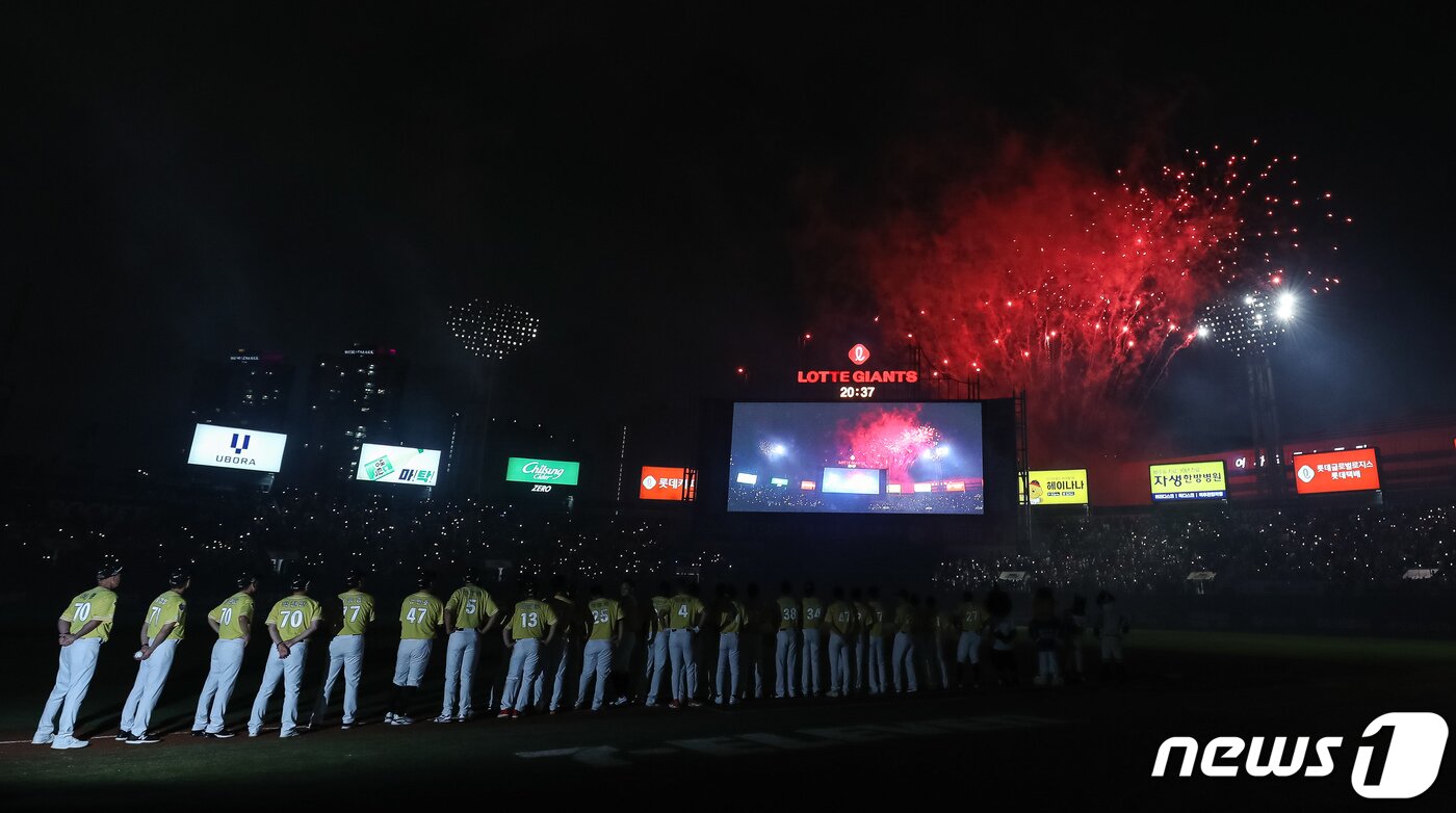 본문 이미지 - 15일 부산 사직야구장에서 열린 프로야구 2023 신한은행 SOL KBO리그 올스타전 경기 종료 후 드림팀 선수들이 불꽃놀이를 바라보고 있다. 이날 경기는 나눔팀이 드림팀에 8대4로 승리했다. 2023.7.15/뉴스1 ⓒ News1 유승관 기자