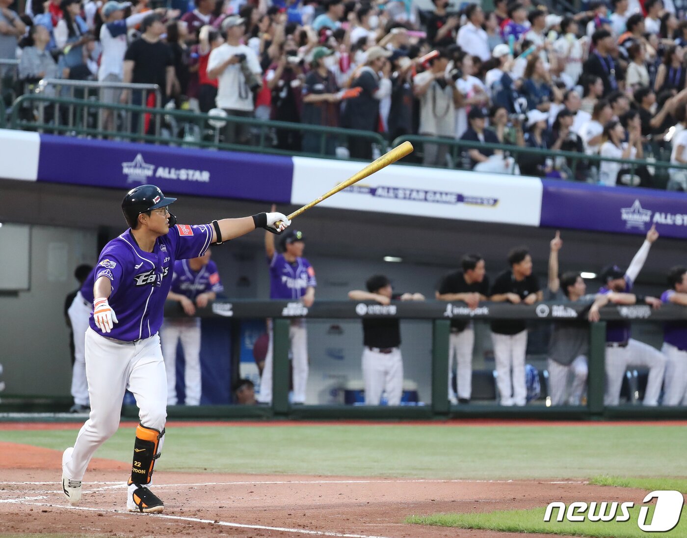 본문 이미지 - 15일 부산 사직야구장에서 열린 프로야구 2023 신한은행 SOL KBO리그 올스타전 드림팀과 나눔팀의 경기, 4회말 2사 만루 상황 나눔팀 채은성이 만루 홈런을 때리고 있다. 2023.7.15/뉴스1 ⓒ News1 윤일지 기자