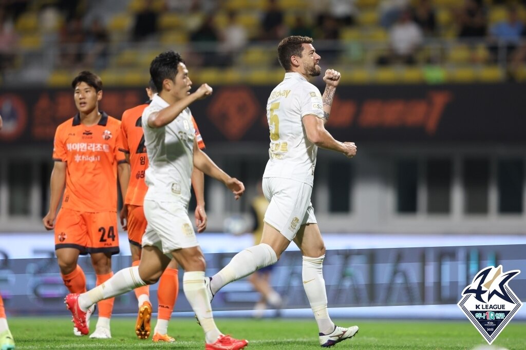 본문 이미지 - 강원FC가 FC서울과 1-1로 비겼다. (한국프로축구연맹 제공)