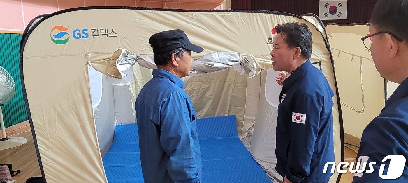 (부여=뉴스1) 김낙희 기자 = 박정현 충남 부여군수가 지난 15일 임시대피시설을 찾아 이재민에게 개선사항이 있는 지를 알아보고 있다.(부여군 제공)2023.7.16/뉴스1