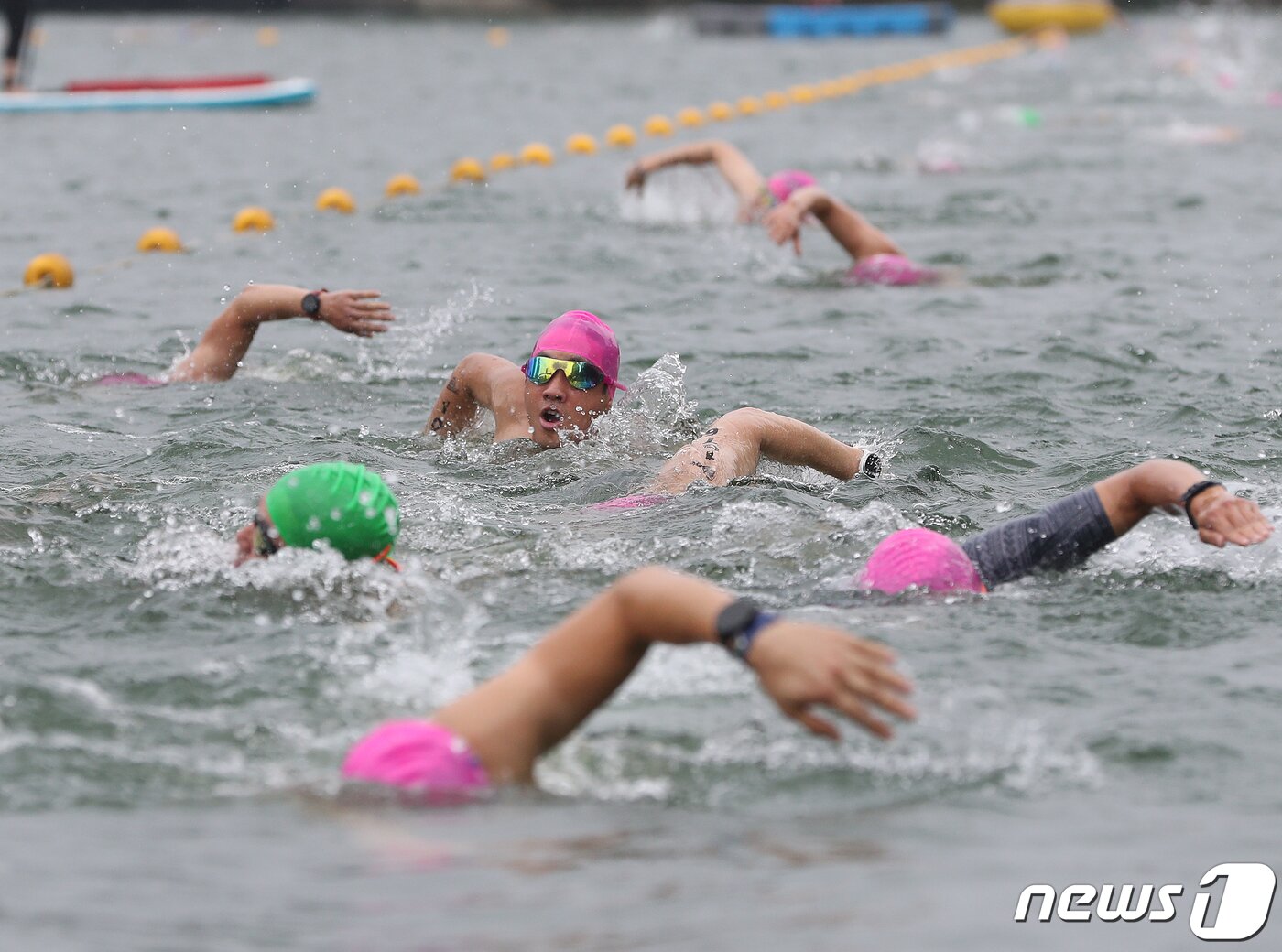 본문 이미지 - 16일 오전 서울 송파구 롯데월드타워 일대에서 열린 '2023 롯데 아쿠아슬론 대회'에 출전한 참가자들이 석촌호수에서 수영을 하고 있다. 2023.7.16/뉴스1 ⓒ News1 신웅수 기자